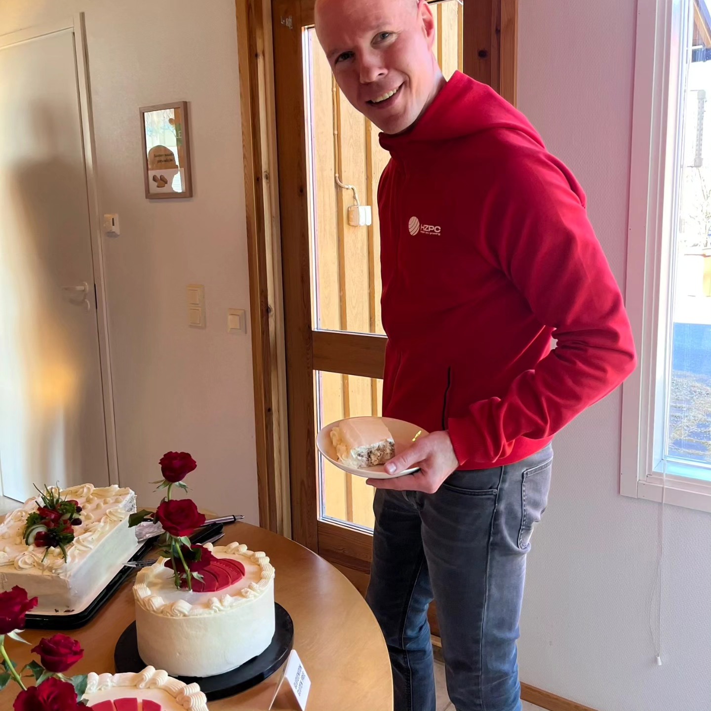 Lämmin kiitos Mikalle vuosien yhteistyöstä ja paljon onnea uusiin tuuliin!🌷 Mika aloitti 14 vuotta sitten Kantaperunan myyntijohtajana ja viimeiset 8 vuotta ovat kuluneet toimitusjohtajan tehtävissä. Tänään oli Mikan viimeinen työpäivä ja kakkukahvien kanssa hyvästeltiin Mika kohti uusia haasteita. Hienot HZPC-kakut oli loihtinut @kakkukulta #läksiäiset #muutos #kohtiuusiahaasteita #kiitos #farewell