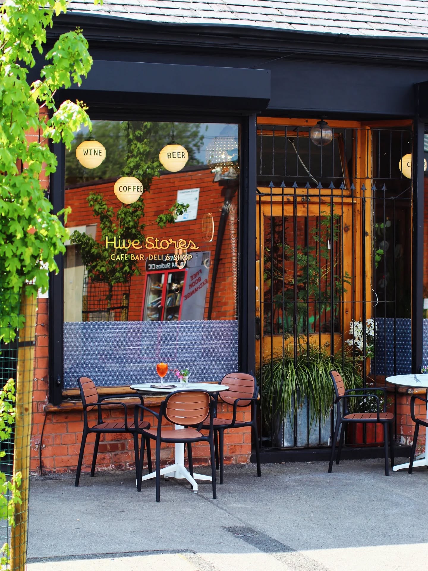 You, sunshine, and your favourite drink at our place 🌞 Alfresco eating and drinking is back on the menu this week 🎊
.
Thursday 9am-9pm
Friday 9am-10pm
Saturday 9am-10pm
Sunday 9am-8pm
#altrincham #Manchester #winebar #neighbourhoodbar #neighbourhoodcafe
