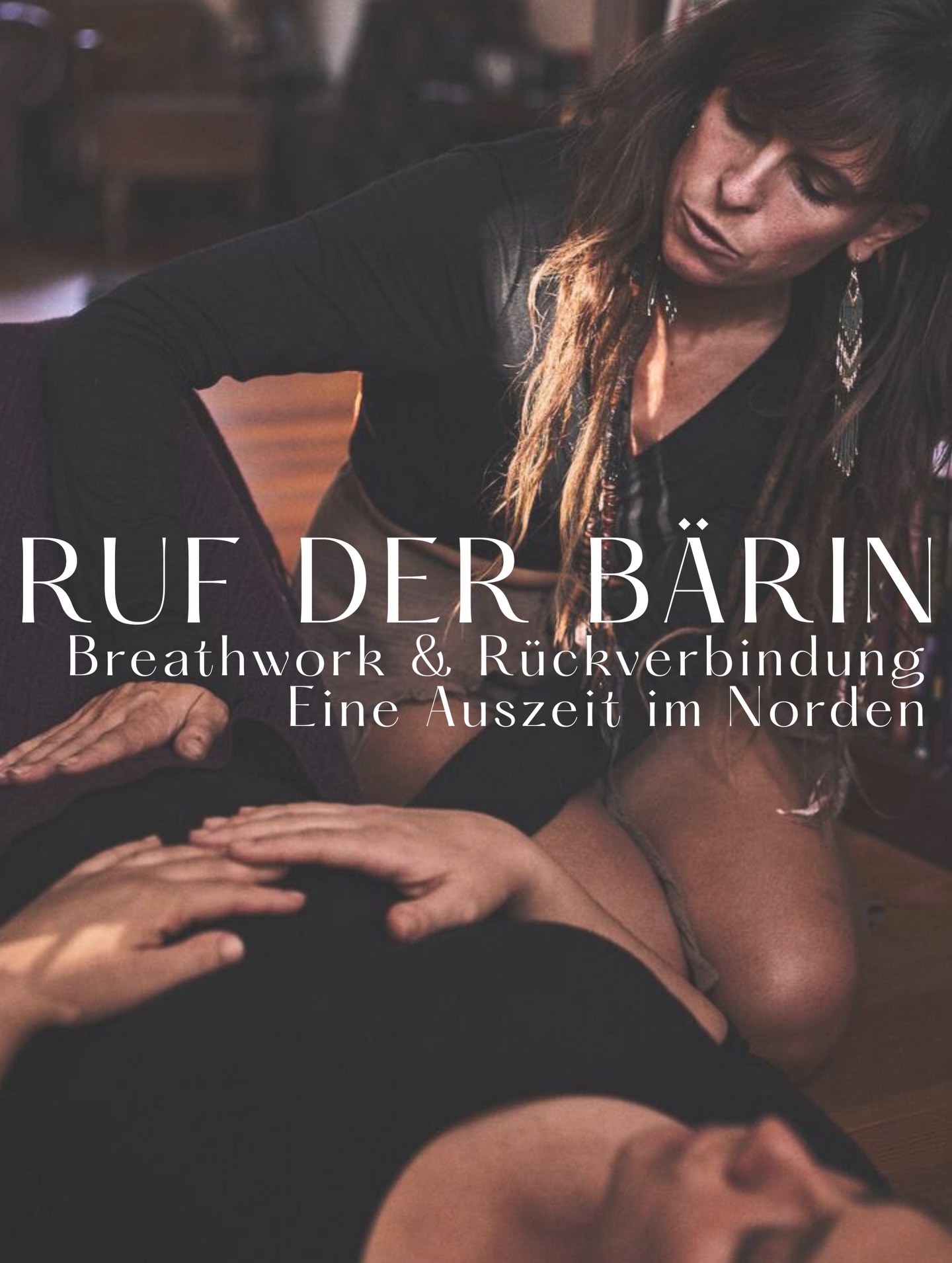 🌿
Was ist der Ruf der Bärin?
Er ist Rückzug, wenn die Welt zu laut ist.
Er ist Geborgenheit, wenn wir Halt suchen.
Er ist mütterliche Kraft, wenn wir müde sind vom ständigen Halten.
Er ist sanfte Stärke, wenn uns selbst die Kraft fehlt.
Die Bärin bin nicht ich.
Aber ihre Medizin wirkt an diesem Ort.
Und sie ruft, wenn es Zeit ist, innezuhalten und heimzukehren
.
Eine Auszeit für Atem, Ruhe & Rückverbindung im Norden ✨
Ich lade dich ein zu einer individuellen Breathwork-Begleitung (1:1 oder 1:2) – eingebettet in die Natur des Nordens, ganz nah an der Ostsee.
Diese Zeit ist bewusst schlicht gehalten.
Weniger Programm – mehr Raum.
Für deinen Atem. Für dein Nervensystem. Für Integration.
Du wohnst in einer gemütlichen Ferienwohnungen und gestaltest deinen Alltag frei.
Natur, Stille und das Meer begleiten dich – und wenn du magst, auch deine Partnerin oder deine Familie.
Du bist alleinerziehend?
Auch dafür finden wir eine Lösung – mit liebevoller Kinderbetreuung während deiner Sessions.
Im Zentrum steht der verbundene Atem (Breathwork) –
als sanfter, kraftvoller Weg nach innen.
Begleitet von Raum für Integration, Stille und auf Wunsch kleinen Impulsen wie Kakao oder achtsamen Ritualen.
Wenn du magst, halte wir diese Zeit auch in Bildern für dich fest bzw. besteht die Möglichkeit vor Ort ein besondere Fotobegleitung mit der lieben @ayuronja zu buchen.
Du wählst deinen Rahmen:
3–5 Sessions | 4–6Nächte
Zeitraum und Termine stimmen wir individuell ab.
Wenn du noch Fragen hast, melde dich gerne.
In Liebe
Kaja 🪶
PS Mehr Infos findest du auf meiner Website.
.
.
.
Fotos von
@ich.lieb.dich.wildes.leben & @ayuronja 🤍