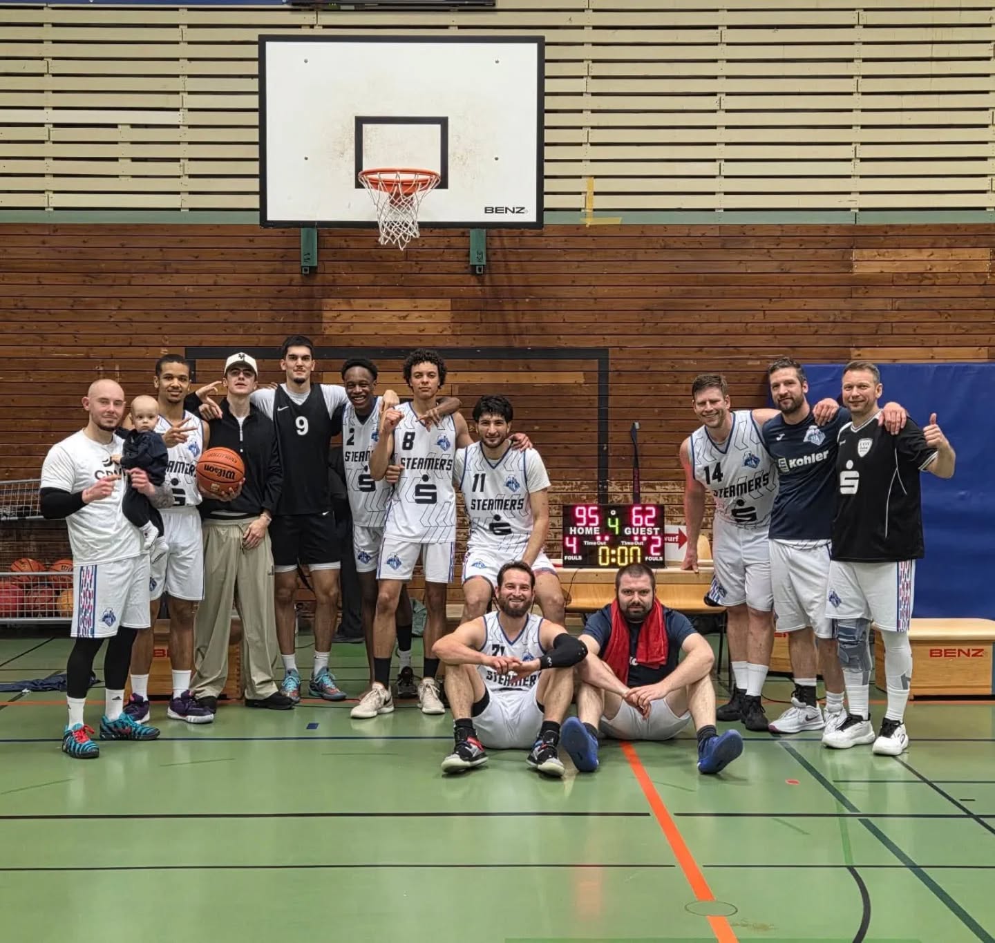 🔥 WAS FÜR EIN SAISONABSCHLUSS! 🔥
Unsere STEAMERS verabschieden sich mit einem Paukenschlag von den Fans in der Okenhalle! Im Derby gegen den TV Lahr gab es kein Halten mehr: 95:62-Sieg! 🏀💥
Es war ein Spiel zum Zungeschnalzen:
🎯 Rainmaker: Satte 9 Dreier versenkten unsere Jungs im Korb der Gäste!
🚀 Der Turbo-Boost: Nach einem ausgeglichenen Start (19:15) zündeten wir im zweiten Viertel den Nachbrenner. Ein 30:12-Lauf sorgte für die Vorentscheidung zur Halbzeit (49:27).
🔋 Team-Power: Jaden Rinkel (8 Pkt. zum Start) und Lennart Männle (Dominanz unterm Korb) stellten die Weichen auf Sieg. Alle Spieler scorten 💪🏾
⭐️ Showtime: Johann Daniels krönte seine überragende Leistung mit 12 Punkten im Schlussviertel (insgesamt 32!) und brachte die Halle mit spektakulären Dunks zum Kochen.
Ein riesiges DANKESCHÖN an alle Zuschauer für den Support! Ihr habt diese Saison zu etwas Besonderem gemacht haben! So macht Basketball in Offenburg Spaß! 🙌🎆
Mit diesem Sieg festigten die STEAMERS Platz 5 in der Landesliga, bei noch verbleibenden 3 Auswärtsspielen.
Es spielten:
Johann Daniels: 32 Punkte (5 Dreier)
Jaden Rinkel: 14 Punkte
Berat Cetinkaya: 10 Punkte
Lennart Männle: 9 Punkte
Oliver Gränz: 9 Punkte (2 Dreier)
Martin Schlegel: 8 Punkte (2 Dreier)
Sembe Ngapout-Kreideweis: 4 Punkte
Clemens Bross: 4 Punkte
Wilson Ndjoussie: 3 Punkte
Julian Oser: 2 Punkte