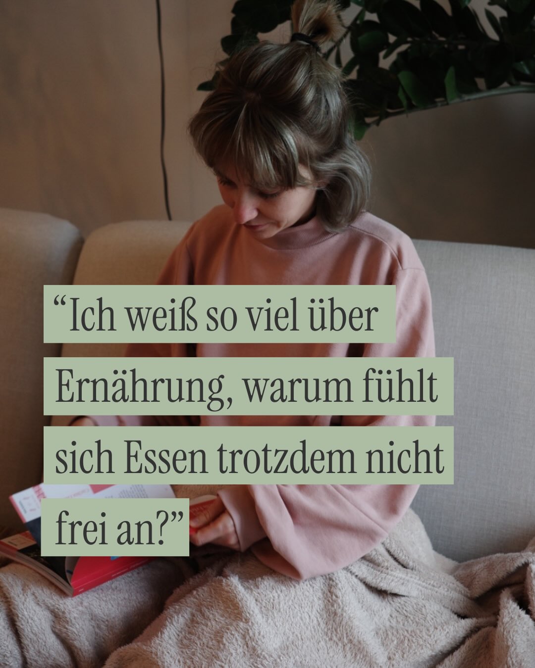 Viele Menschen kommen zu mir mit einer großen Verwirrung:
Sie haben schon so viel ausprobiert.
Diäten, Regeln, Konzepte, Pläne.
Und irgendwann entsteht dieses Gefühl:
„Eigentlich müsste ich es doch können.“
Wenn Essen dann trotzdem schwierig bleibt, wird die Erklärung oft schnell gefunden:
Zu wenig Disziplin.
Zu wenig Willenskraft.
Zu wenig Kontrolle.
Was dabei selten hinterfragt wird, ist das System dahinter.
Wir leben in einer Kultur, die uns sehr früh beibringt, dass Essen etwas ist, das man im Griff haben muss.
Dass ein „guter“ Mensch sein Essen kontrolliert.
Und viele versuchen dann jahrelang, genau das zu tun.
Das Paradoxe ist: Je stärker wir versuchen, Essen zu kontrollieren, desto mehr Raum nimmt es oft im Kopf ein.
Der Weg zu mehr Ruhe besteht deshalb für viele nicht darin, noch besser zu kontrollieren, sondern langsam zu lernen, wieder anders mit sich selbst umzugehen.
Das braucht Zeit.
Sicherheit.
Und einen Rahmen, in dem man diese Themen wirklich anschauen kann.
Genau dafür gibt es das Food Freedom Programm.
Nicht als schnelle Lösung. Sondern als Prozess zurück zu mehr Vertrauen in den eigenen Körper.
Der nächste Turnus startet am Mittwoch, 06.05. und es könnte vorerst der letzte sein.
Wenn du dir 8 Monate Zeit nehmen willst, um Frieden zu schließen: es gibt nur noch 5 early bird Plätze.
✨ Buche ein kostenloses Infogespräch, bei dem wir schauen, ob das Programm zu dir passt.
#foodfreedom #intuitivessenlernen #gewichtsneutral