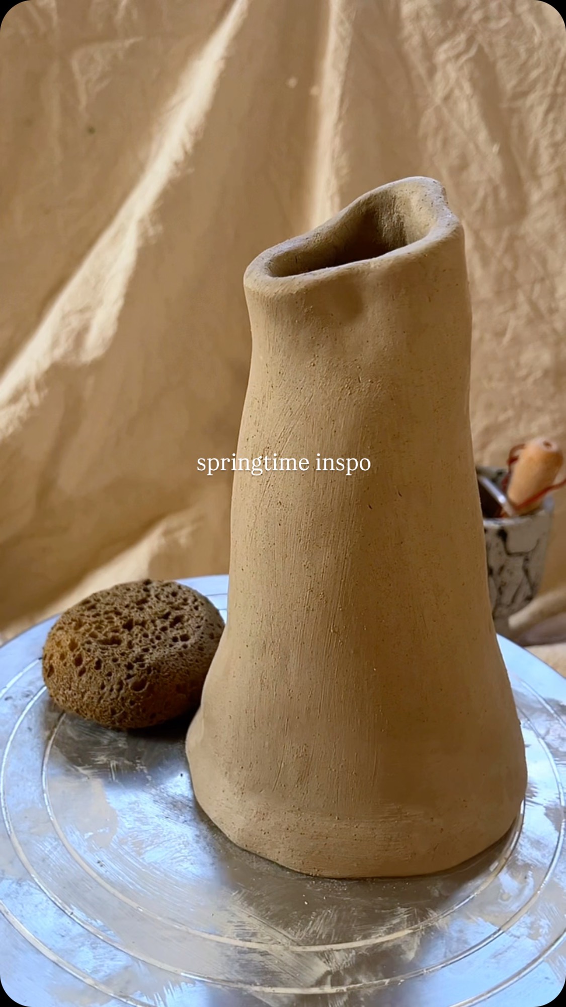 Clay creativity hits differently when it’s sunny - hopefully the UK has plenty more of this on the way 🤞🏿
You’ll be able to create your own inspo and craft your own vase, glaze it and arrange your own Springtime bouquet this Saturday at our upcoming workshop @monpotehome
Spots are limited for this one but we have the last few left via the link in our bio 🌺
-
#behindthescenes #potteryworkshop #ceramics #designinspiration #homedecor
