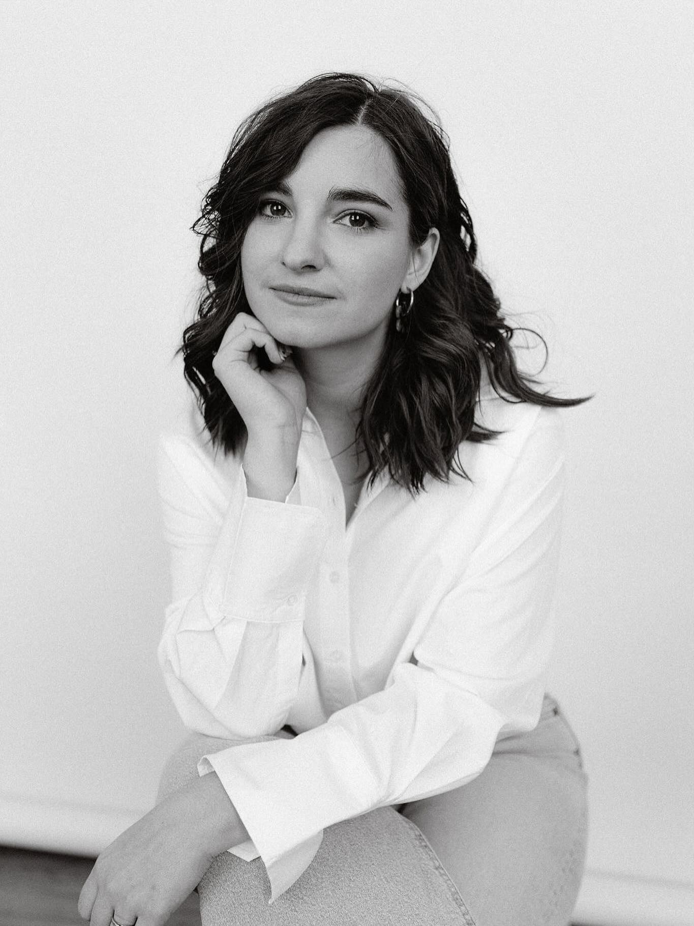 Aujourd’hui, on célèbre 3 ans avec Chloé 💫
Depuis maintenant trois ans, elle fait partie intégrante de l’univers d’Erika co. et contribue à donner vie à des mariages aussi uniques qu’inoubliables.
Chloé, c’est une implication sans faille, un amour sincère du métier et une attention aux moindres détails. Délicate, attentionnée et profondément à l’écoute, elle accompagne chaque couple avec douceur et justesse, en veillant à ce que chaque moment soit à leur image.
Son rôle dans le développement de l’entreprise est précieux, et sa présence se ressent autant dans l’expérience client que dans la qualité de chaque événement. Et on ne se le cachera pas, les clients l’adorent.
Merci Chloé pour ton engagement, ta passion et tout ce que tu apportes, jour après jour, à Erika co. 🤍
Photographer : @catherinedeslauriers.photo