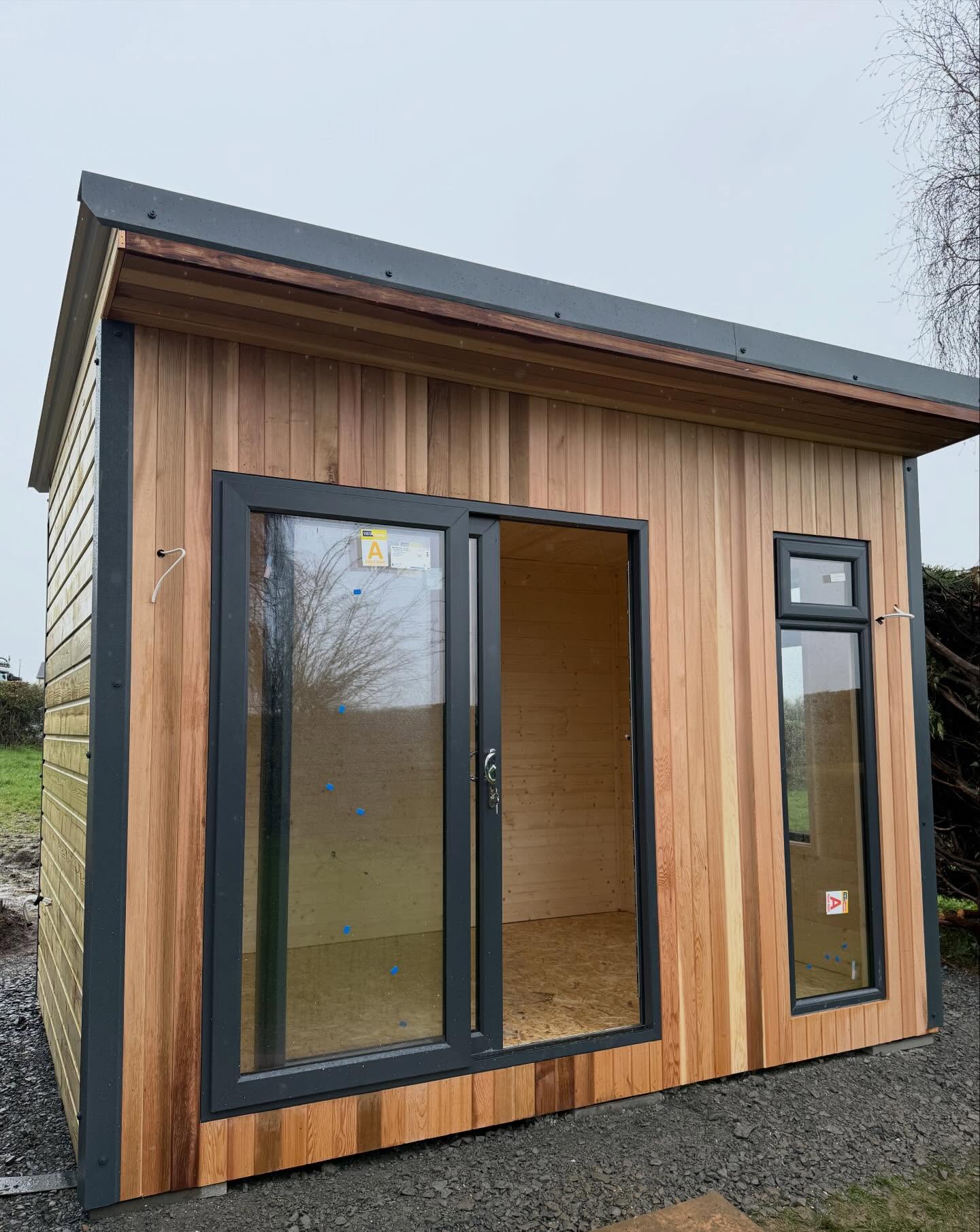 Here is last weeks custom 12x8 foot Cedar front home office, with and slider door, extra high ceilings, and a large full size window, plus a standard side window #morantimbercabins #cedarcabin #homeoffice #officepod Send a direct message for full details
