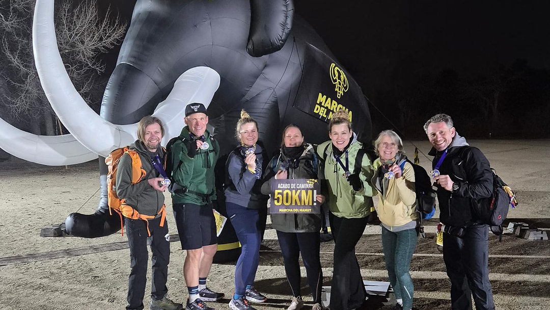 Der Mammut 2025 in Madrid 🌍💪 Die Naturathleten trotzen der Herausforderung und erleben die Schönheit Madrids auf einer 50 km Strecke.
Am 15. Februar 2025 war es endlich soweit. Der Startschuss fiel in aller Frühe und die Naturathleten begannen die 50 km Strecke durch die beeindruckenden Landschaften Madrids. Die Strecke führte sie durch atemberaubende Naturkulissen, vorbei an historischen Sehenswürdigkeiten und fordernden Geländepassagen. Jeder Kilometer war eine neue Herausforderung, die sie mit Entschlossenheit, Teamwork und gemeinsamen Gesprächen meisterten.
Die Idee und Umsetzung erfolgt von und mit Christian, einfach toll das sich die Naturathleten verselbstständigen und Events außerhalb des obligatorischen Trainings planen und umsetzen. Danke Christian für die coole Idee!
Nach 50 km voller Anstrengung, Freude und Herausforderungen überquerten die Naturathleten schließlich die Ziellinie. Herzlichen Glückwunsch!
Der Mammut Marsch 2025 in Madrid bleibt ein unvergessliches Abenteuer.
#Mammut2025 #Naturathleten #Madrid #outdoortrainingduesseldorf #trainingduesseldorf #outdoorsport