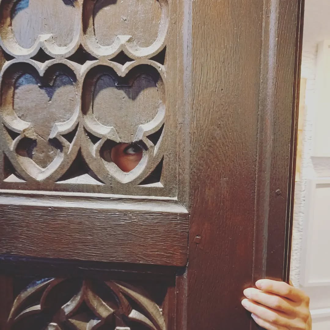 Hinter dieser besonderen Tür verbirgt sich eine besondere Künstlerin: Jane😊
Fast an jedem Tag öffnen wir Künstler diese gotische Tür und zeigen unsere Kunst im wohl ältesten Haus Bremens.
Janes Bilder erzählen etwas
über die Freiheit, die Schönen und besonderen Dinge des Lebens...💫
Wer in die Art15 kommt und dort Jane sieht, bekommt nicht nur ihre Bilder zu sehen, sondern kann auch mehr über die Hintergründe ihrer Kunst erfahren.
Über Janes Kunst und natürlich über die anderen Werke unserer vielseitigen Künstlergemeinschaft...
#Kunst #art #Galerie #Kunstwerk #bremen #schnoor #Künstler #kunstgalerie #schnoorviertel