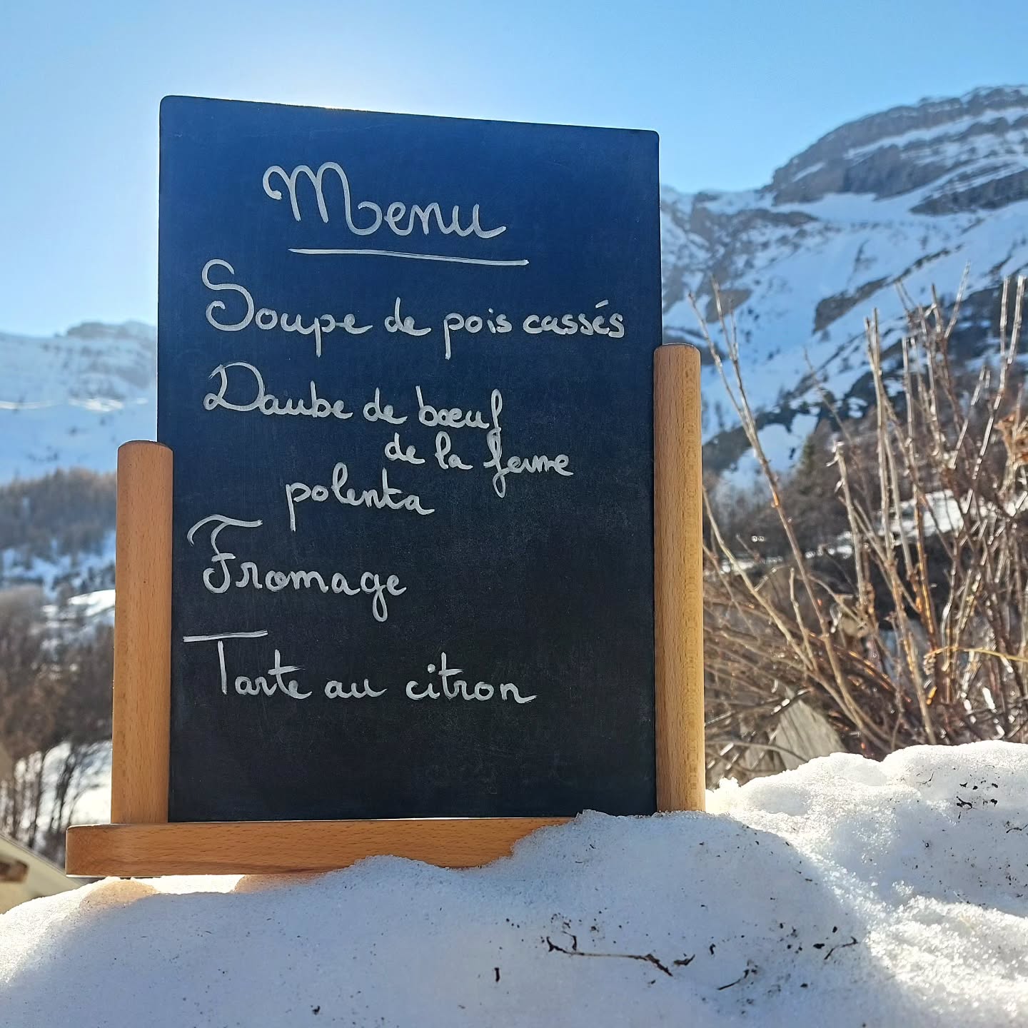 De la neige, du soleil que demander de plus?
Nous sommes ouverts jusqu'à Pâques le 5 avril
On a encore des disponibilités