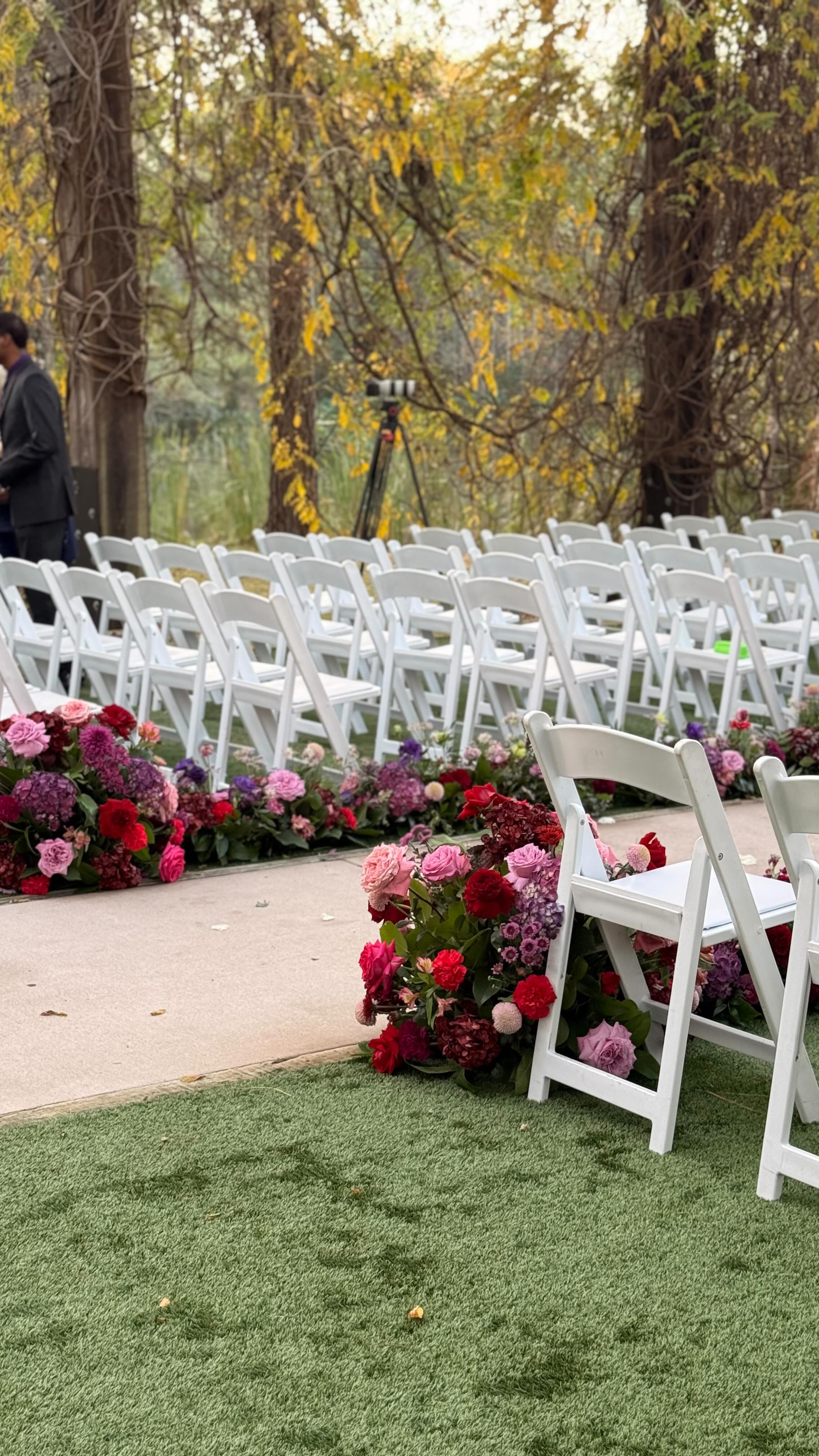 As florists, we often remind couples: every detail of your wedding can tell a story.
A cascading floral bar isn’t just beautiful, it’s intentional. It draws the eye, sparks conversation, and turns an everyday element into a moment your guests will remember. Think beyond the centerpieces: the spaces people gather in can be just as magical when layered with texture, color, and blooms that reflect your personality.
Every stem matters, and when placed thoughtfully, even the bar can become a centerpiece of the celebration.
Team Credits|
@vowandvoyage
@forever5events
@goodtimeweddings
@hisandhersfoto
@whimsical_creative_tx
#houstonweddings #weddingstyle #weddingdesign #luxurywedding #weddingideas