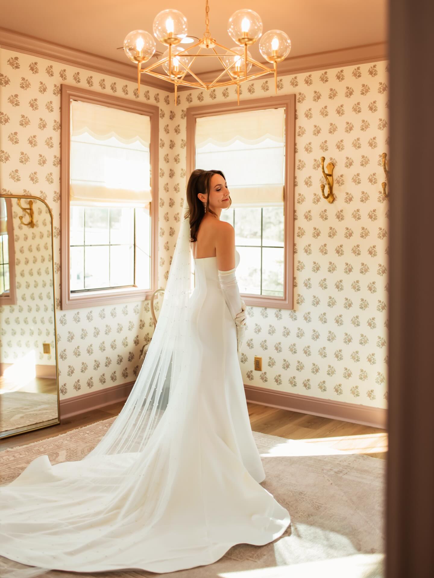 When the getting ready photos turn out this perfect ✨
Can’t describe how beautiful these moments were and how absolutely elegant of a bride Carsyn was. This was such a special moment to capture, she just brightens the entire room!
.
Venue: @stoneycreekvenue
.
#gettingreadywedding #weddinginspo #bridalportraits #austinweddingphotographer #southtexasweddings