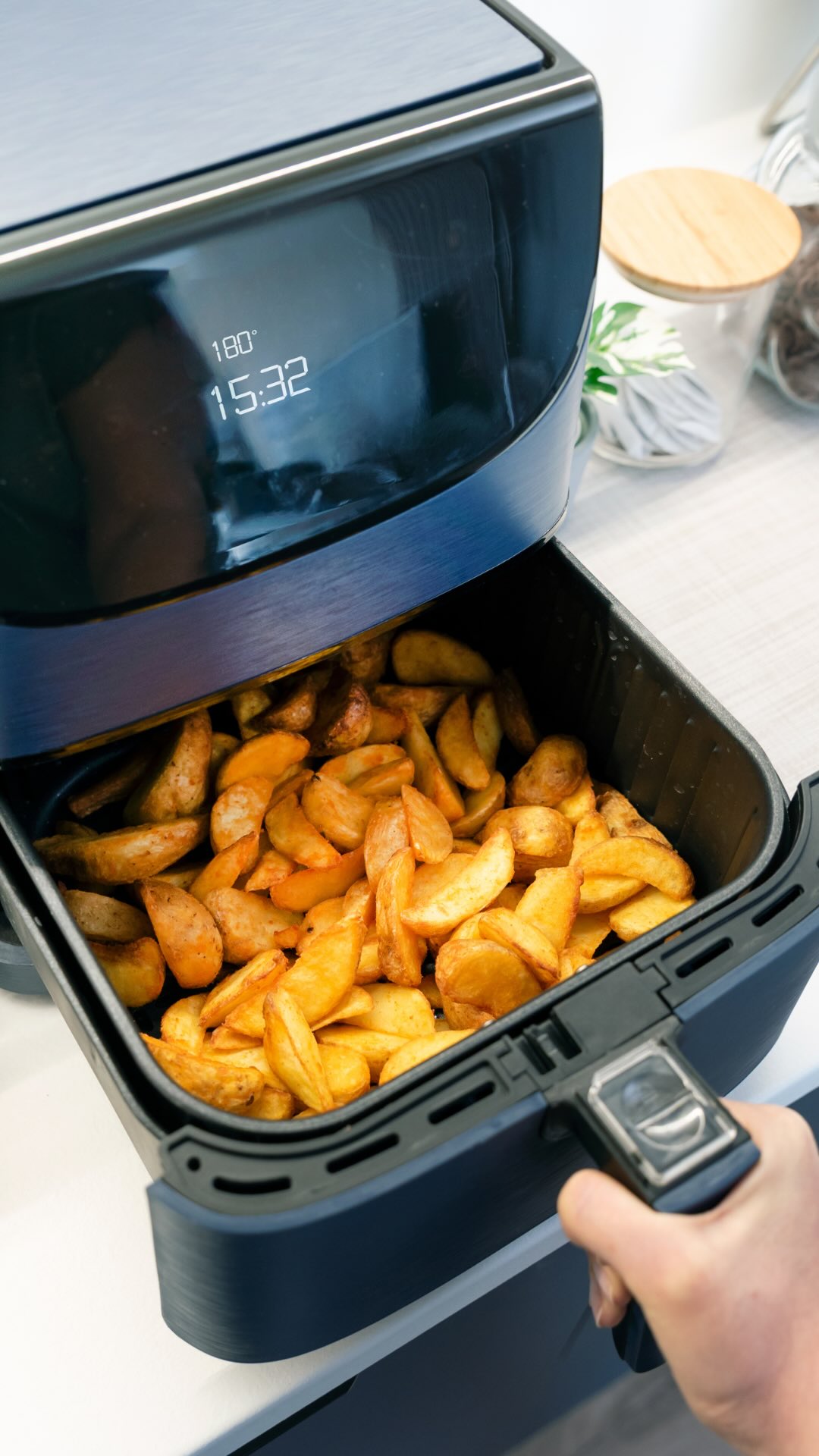 A air fryer virou queridinha de muitas cozinhas: prática, rápida e deixa os alimentos crocantes. Mas você sabe como ela funciona? 👀
A cocção acontece por um processo de troca de calor chamado convecção - que ocorre em líquidos e gases.
Na convecção natural, o ar ou líquido quente sobe, enquanto o frio desce. É por isso que ar condicionado normalmente fica instalado na parte de cima dos ambientes.
Mas aí vem a curiosidade: na air fryer a resistência fica na parte superior. Então como o ar quente chega até o alimento? A resposta é a convecção forçada. Ventiladores fazem o ar quente circular rapidamente dentro do equipamento, distribuindo o calor por todo o espaço.
Esse fluxo intenso de ar quente ajuda a remover a umidade da superfície dos alimentos, criando aquela casquinha crocante, enquanto o interior permanece mais úmido.
Ou seja: ela não frita de verdade — funciona como um mini forno de convecção super potente.
Por aqui, eu sou muito fã da air fryer!
E você, usa bastante também? 🍟
#airfryer #conveccao
