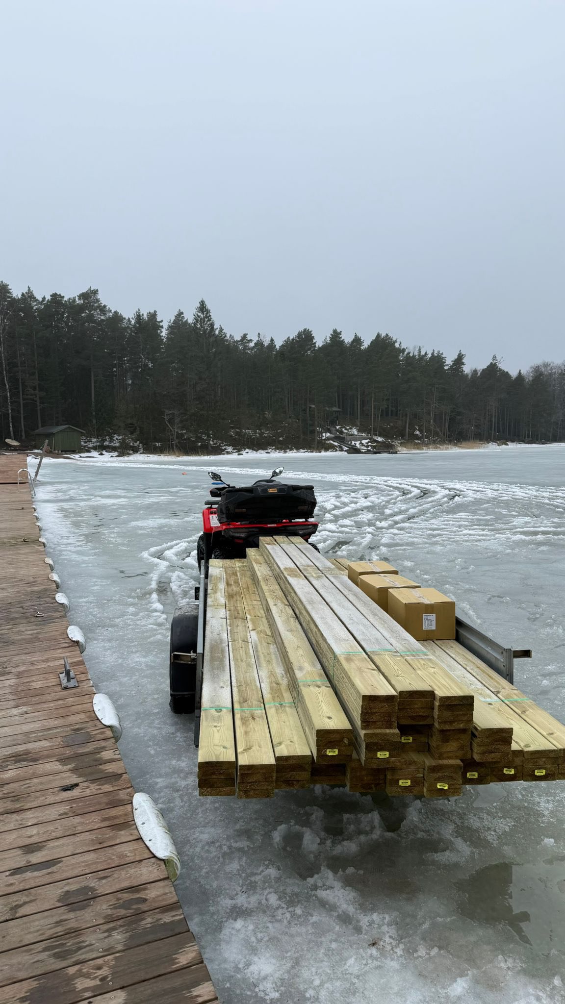 Some people wait for perfect conditions.
We prefer “this should still hold… right?”
Johnny and @islandboy.fi headed out with the ATV and hauled 2km timber over the ice to the island today. And honestly—couldn’t have been much later. The ice is currently in that exciting phase where it looks strong but starts making you question your life choices.
Mission completed. Timber delivered. No unexpected swimming sessions.
We’ll call that a success.
#seasport #islandboy.fi #visitpellinge #porvoonsaaristo #pellinge365