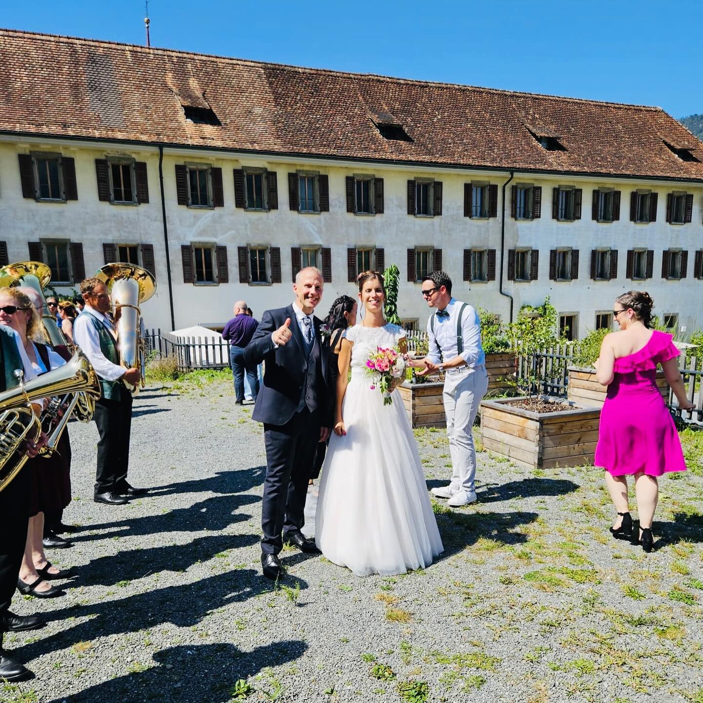Wir gratulieren unseren beiden Mitgliedern Döme und Priska herzlich zur Hochzeit! 👰♀️🤵♂️❤️
Schön, dass wir an eurem grossen Tag dabei sein durften. Herzlichen Dank!🫶🏼
#hmh #harmoniemusikhitzkirchertal #hochzeit #döpri