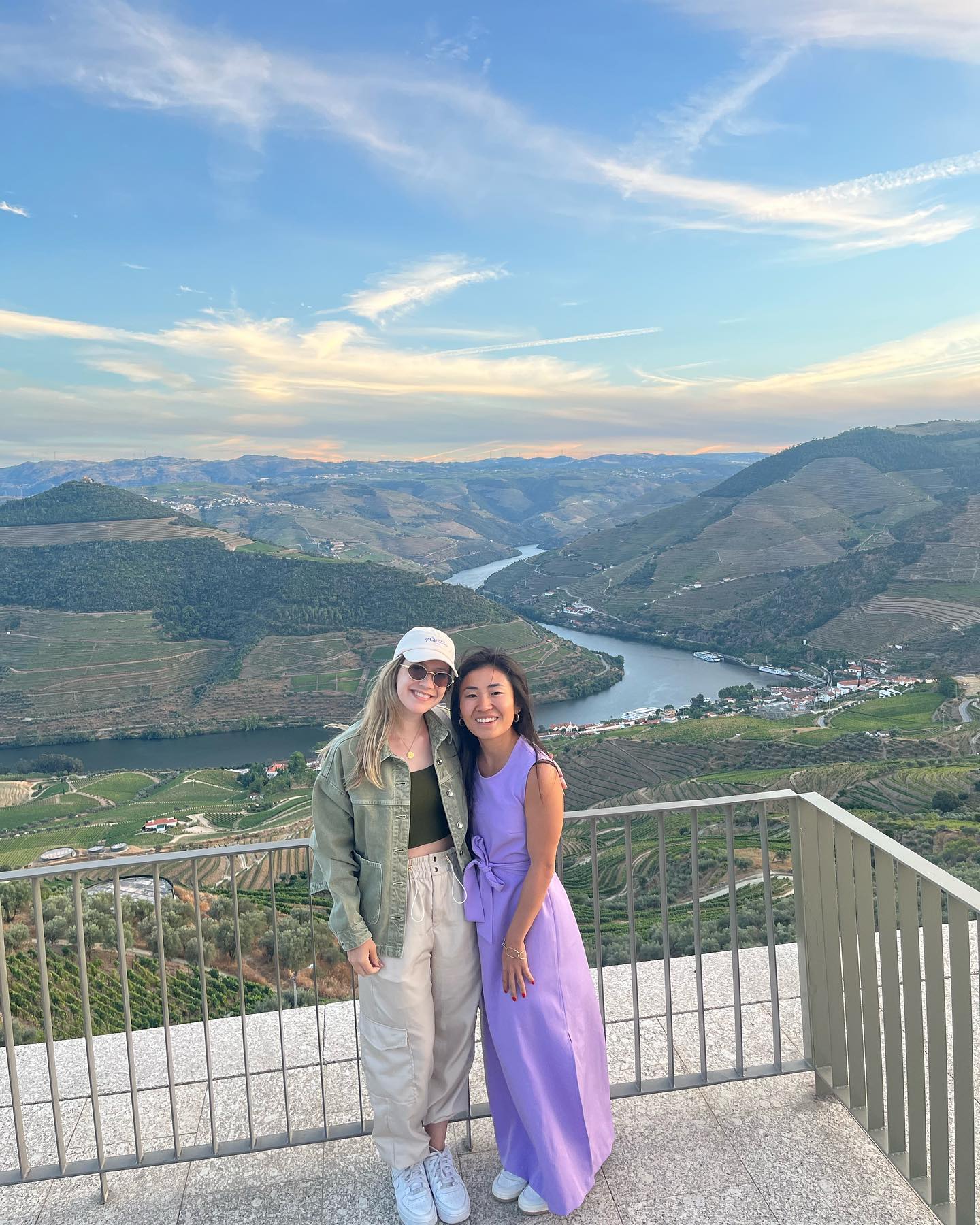 Visitar uma quinta, aprender sobre vinhos, andar de barco no rio Douro, procurar miradores, dirigir pelo vale … 🍷🍇💜