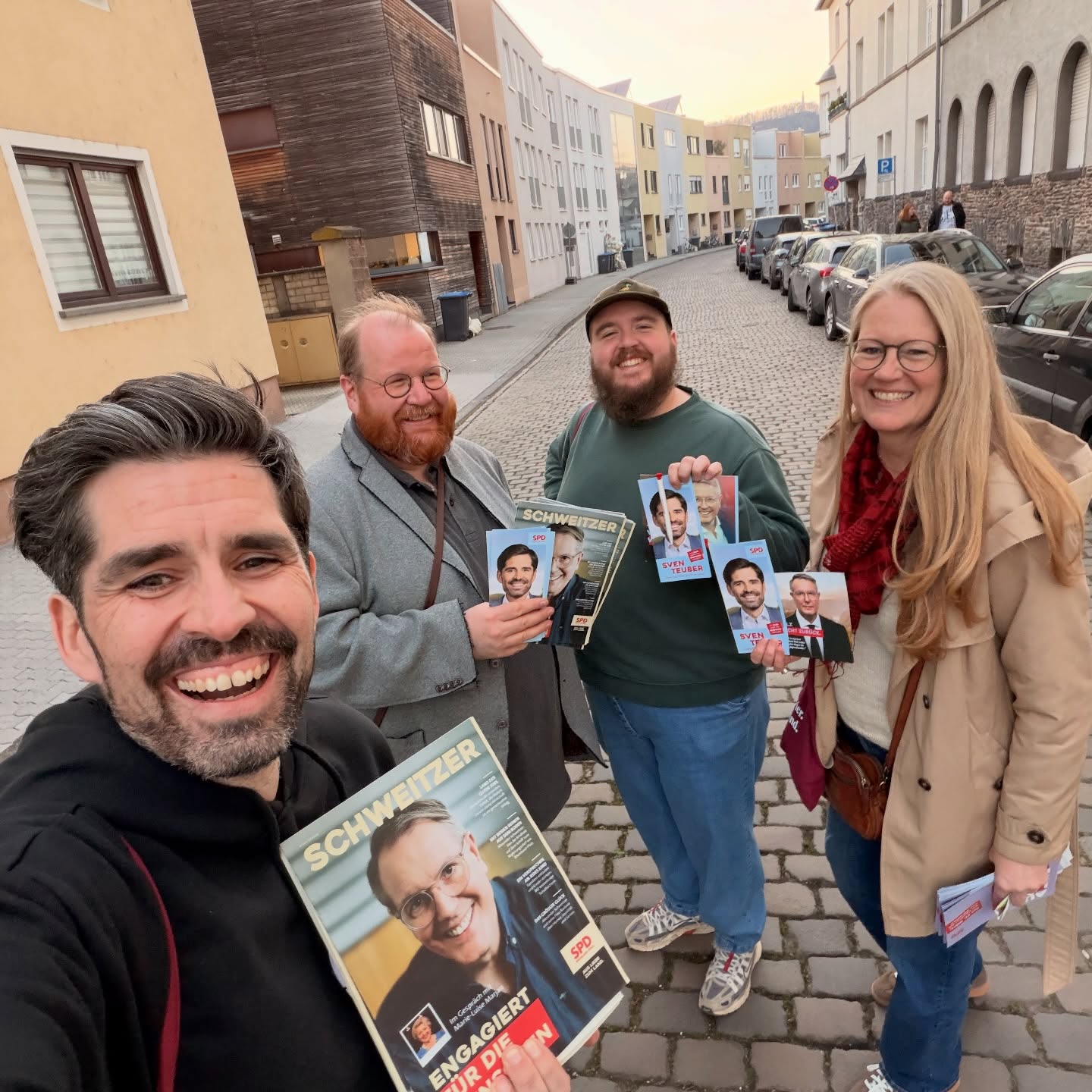 800 Türen in zwei Tagen. Nord, Heiligkreuz, Mitte und Süd habe ich besucht und bin auf sehr viele interessierte, zuversichtliche und freundliche Menschen getroffen. Einfach schön.
4250 Türen stehen nun auf meiner Klingelliste.
Gemeinsam stark für Trier.
#wahlkampf #rlp #trier #sventeuber #alexanderschweitzer