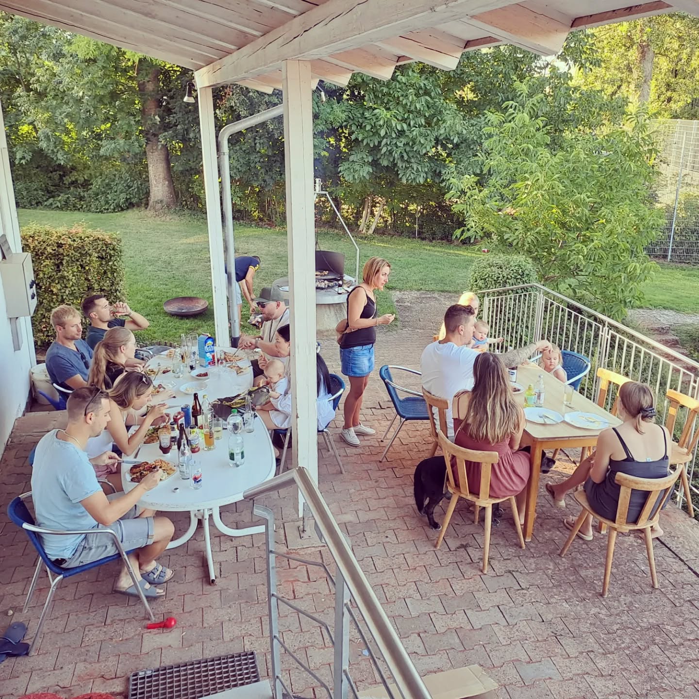 Pokal-Nebenrunde unserer Damen, Herren und Herren 30 Saisonabschlussfeier, Herren 50 Training - gestern ging es rund auf unserer Anlage.
Wir haben uns gefreut, dass so viele von euch da waren und alle tatkräftig mitgewirkt haben - es gab Grillmeister und Spülprofis, Tischerücker und Getränkekistenträger. Um kurz nach 0 Uhr nachts, nach unterhaltsamen Gesprächen und einigen Litern Bier später gingen die Lichter im Clubhaus aus.
Bis zum nächsten Mal!