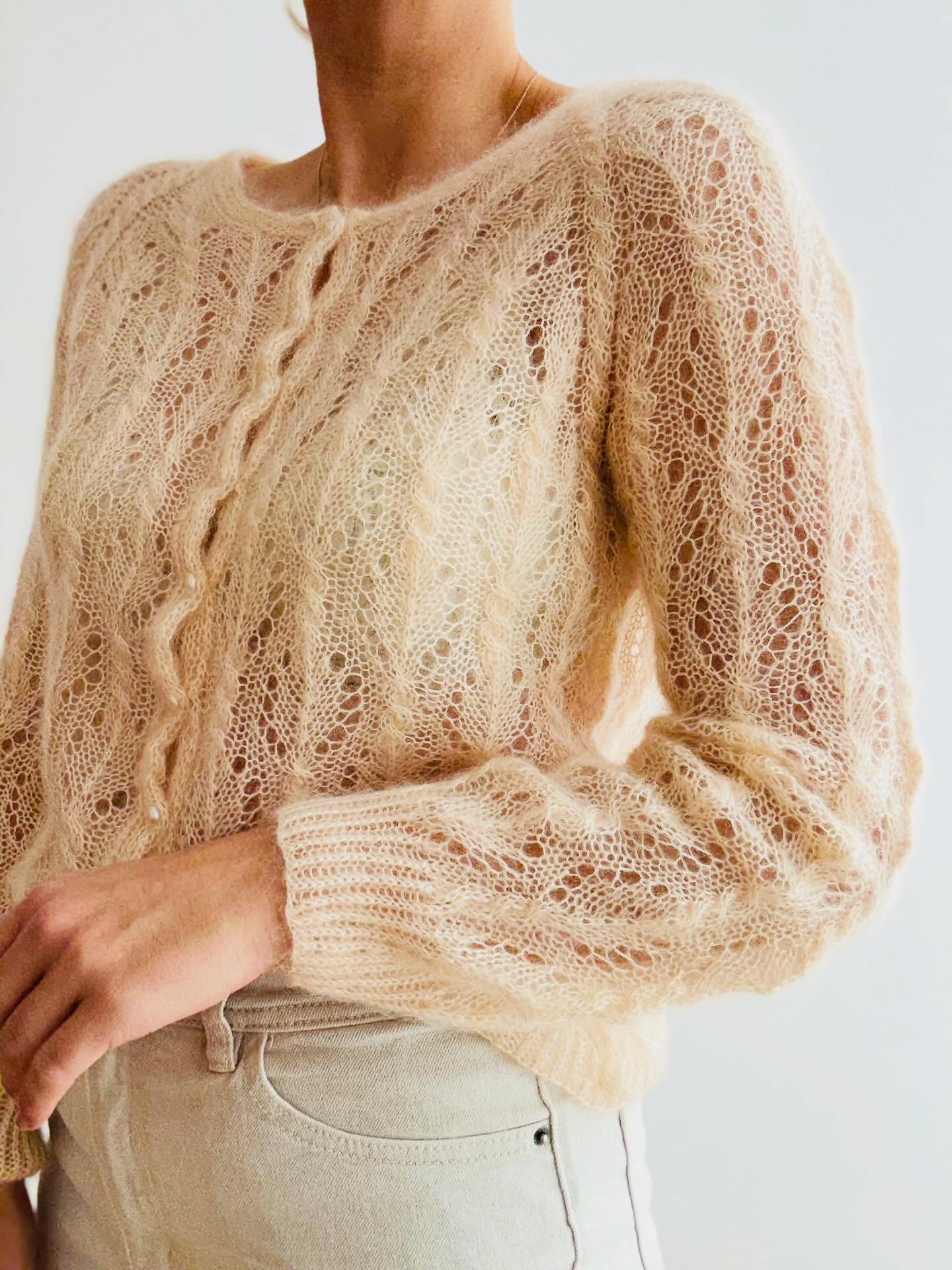 More lace patterns for spring 🥰❤️
.
.
.
Pattern by me - #gerardinacardigan - and available now in German and in English on my website and Ravelry, still 25 % off until the end of the day 🥰
.
Yarn: Mohair Bliss in the shade Natur by @pascuali_official
.
Advertising
.
#knitting #iloveknitting #knitwear #stricken