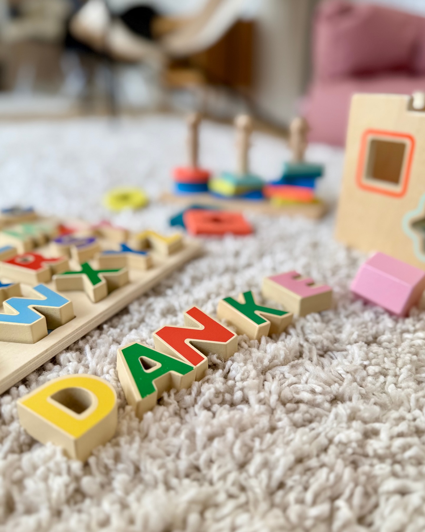 Manchmal braucht es einfach einen Ort,
an dem man sich verstanden fühlt.
Für sich selbst.
Und für die eigene Familie.
Danke an all die Eltern,
die mir ihr Vertrauen schenken
und diesen Weg gemeinsam mit mir gehen.
Ich freue mich über jede einzelne Begegnung!
Eure Liri vom KINDER'CINO
#kindercino #familienzeit #mamaleben #frankfurtmitkindern #familienallta