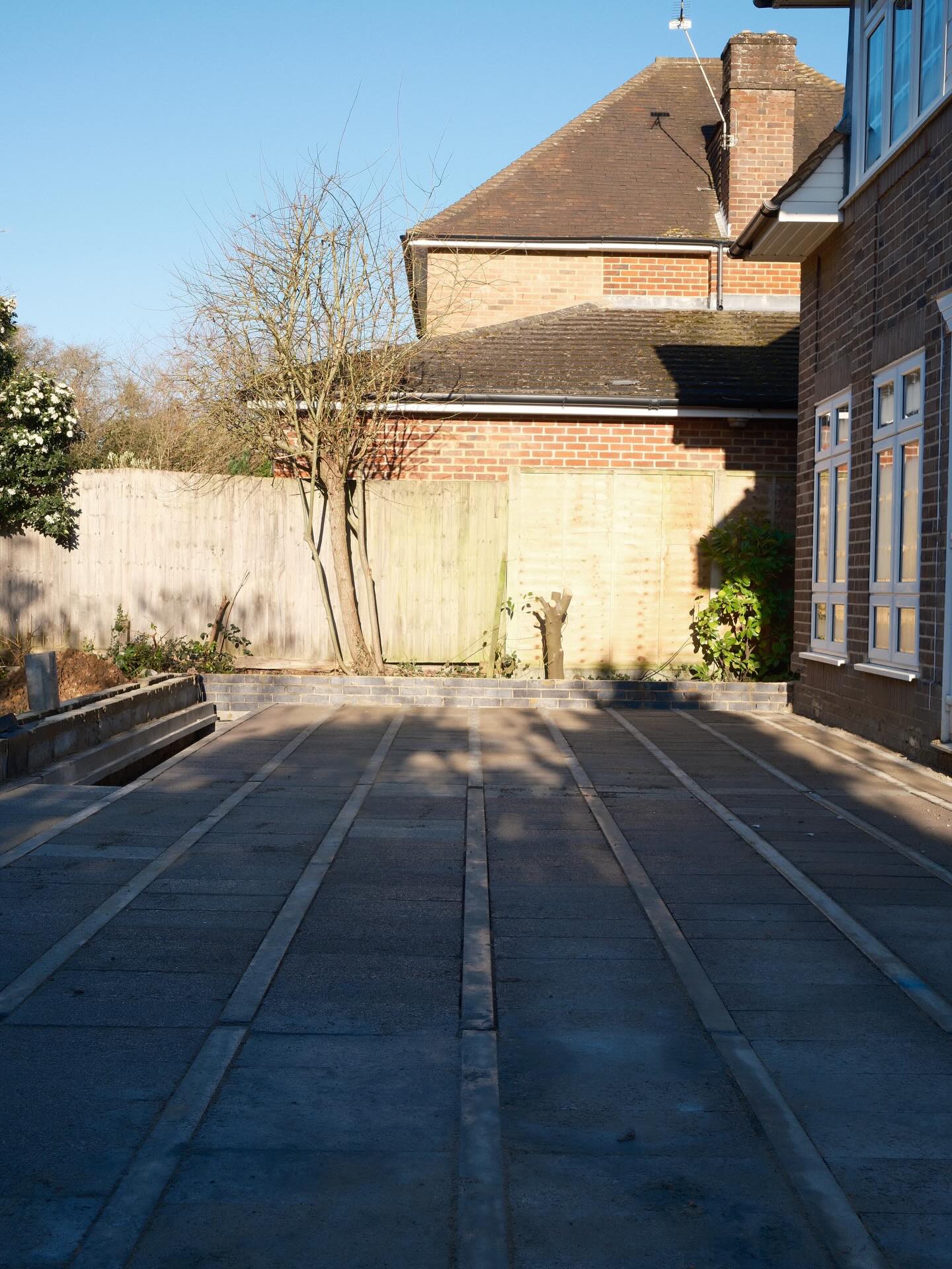 Block and beam now in place at our High Wycombe project. With the structure beneath us complete, attention turns above. Bricks have arrived on site, ready for installation tomorrow, as the build begins to take its next shape.
SOHO Developments | High-end builds & Refurbishments