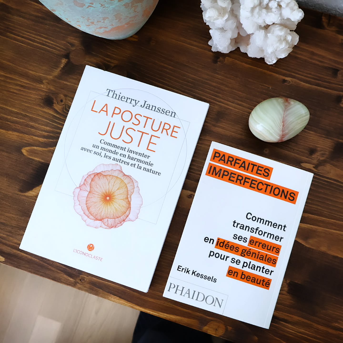 Tellement de choses émergent en ce moment.
De la richesse, de la clarté… et en parallèle, le réel et les épreuves qui vont avec.
Et au milieu de tout ça, je prends une conscience de plus en plus nette : tout se joue dans la posture intérieure avec laquelle nous avançons… et nous laissons la vie nous rencontrer.
Il y a quelque chose de très fort dans le fait de choisir.
Choisir de voir les solutions.
Choisir de les chercher activement.
Plutôt que de nourrir des excuses.
Ces dernières semaines, j’ai décidé de restructurer ma vie.
J’ai créé du cadre.
De la stabilité.
Un équilibre dans lequel je m’engage chaque jour à nourrir mon corps, mon esprit… et mon business.
Oui, mon business.
Je ne me définis plus uniquement comme thérapeute.
Je me reconnais aussi comme entrepreneuse.
Et cette posture demande d’être apprivoisée, intégrée, incarnée.
Après quatre années à accompagner, je mesure encore plus la profondeur de ce chemin.
Et je me dis : waouh…
Quel courage cela demande de quitter le connu, de suivre ce qui nous appelle, et d’oser croire que l’on peut en vivre pleinement.
Et en même temps, je réalise un paradoxe essentiel :
Plus je cesse de chercher à créer une image parfaite de ce que ma vie devrait être…
plus elle devient juste.
Moins je poursuis une projection idéale,
plus je me rends disponible à ce qui est réellement en train d’émerger.
Et c’est là que tout change.
Et paradoxalement ce n’est pas une question de contrôle, mais plutôt une question d’alignement. De responsabilité.
Un changement de posture.
Un changement de paradigme.
Et certainement… le début de quelque chose de beaucoup plus vrai.
.
.
.
#alignement #responsabilité