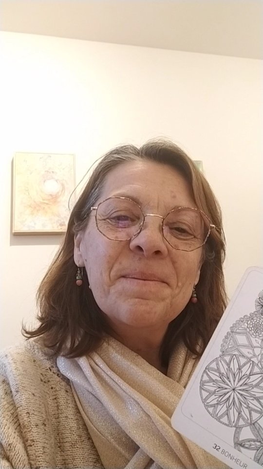 Le bonheur en trame de fond du mois de mars dans notre tirage de l'année fait avec @latelierdetara,
ressort cette semaine. Le bonheur oui, mais pas à n'importe quel prix. On ne devrait pas avoir à payer cher cet état de grâce de se sentir aligné avec soi, et surtout on ne devrait pas avoir à céder une once de notre intégrité pour ça. Se serait une illusion. Accueillons le bonheur dans notre vérité, notre verticalité, notre présence à nous même. Accueillons cet état d'être avec toute la simplicité qui est censée l'entourer. Ouvrons nous cette semaine à tous les petits bonheurs simples de la vie qui nous permettent de rester vrais et authentiques.
#connaissancedesoi #archetypes #energetique #oracle #emotions