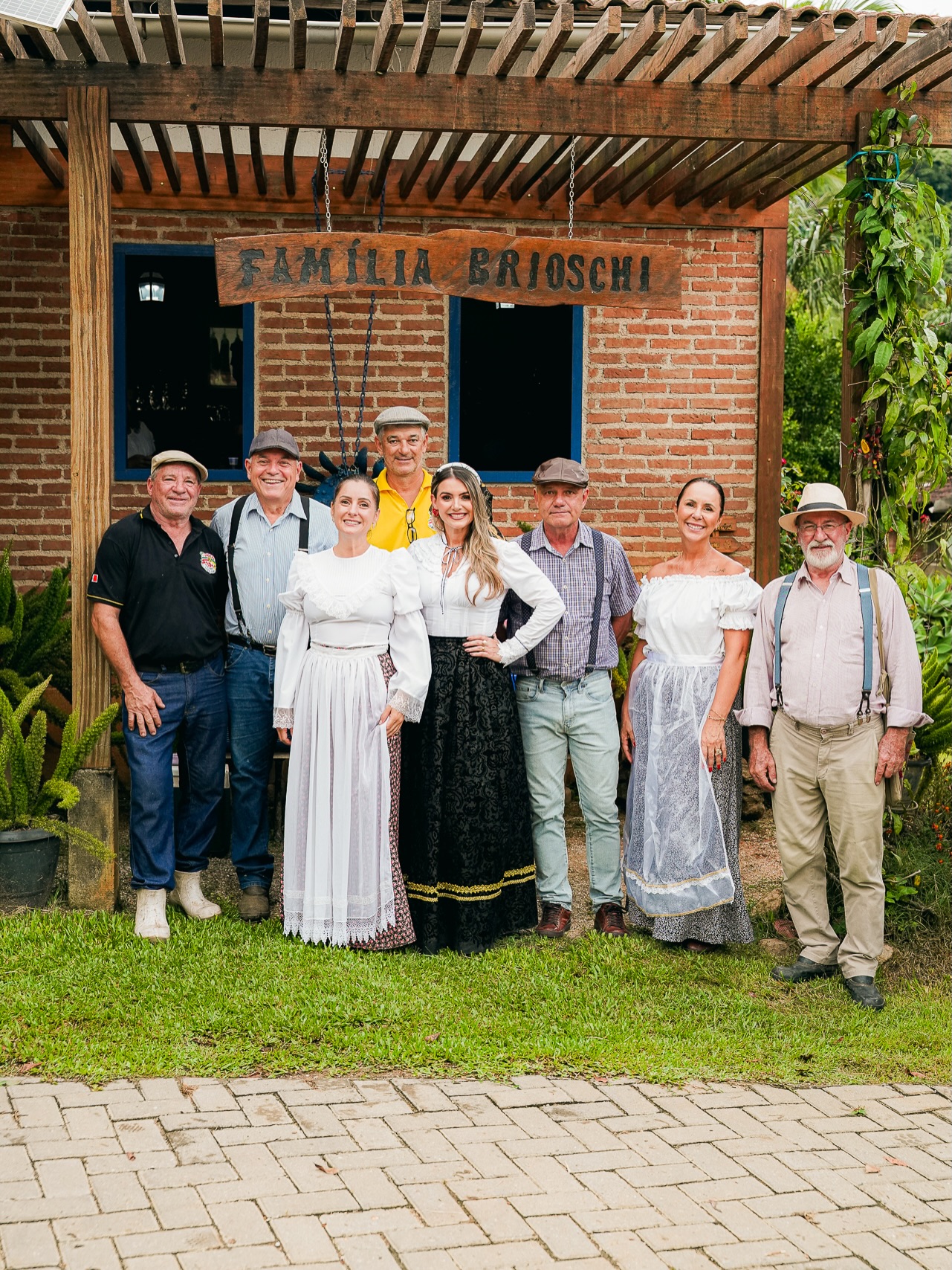 Neste dia, contamos com a o organização da diretoria da festa, que junto a presença de autoridades do município, rei e rainha dos voluntários, rainha e princesas da festa e todo público que se caracterizou e contribuiu para que esse dia se tornasse histórico, mantendo a tradição anos após anos, construindo um caminho lindo até a nossa tão esperada Festa da Polenta. 🌽
Após o plantio, um momento de oração e partilha reúne todos em volta da mesma mesa, fortalecendo os laços de amizade, fé e comunidade que fazem da Festa da Polenta muito mais do que um evento uma tradição viva de Venda Nova do Imigrante.
#FestadaPolenta #VendaNovadoImigrante #CulturaItaliana #Tradição #PlantioDoMilho FestadaPolenta2026