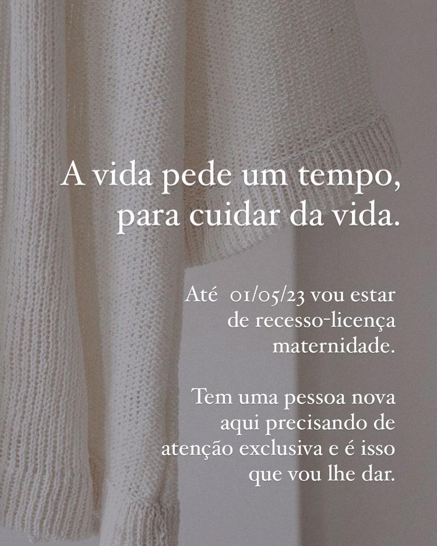 A vida pede um tempo para cuidar da vida.
Até 01/05/23 vou estar de recesso-licença maternidade.
Tem uma pessoa nova aqui precisando de atenção exclusiva e é isso que vou lhe dar.
Mas…
A loja online está sempre aberta e com 25% DE DESCONTO em todas as peças a pronta entrega!
Atenção: o envio será feito no dia 02/05!
Excelente ocasião para comprar com preço amigo e ainda dar uma força para esta nova mãe.