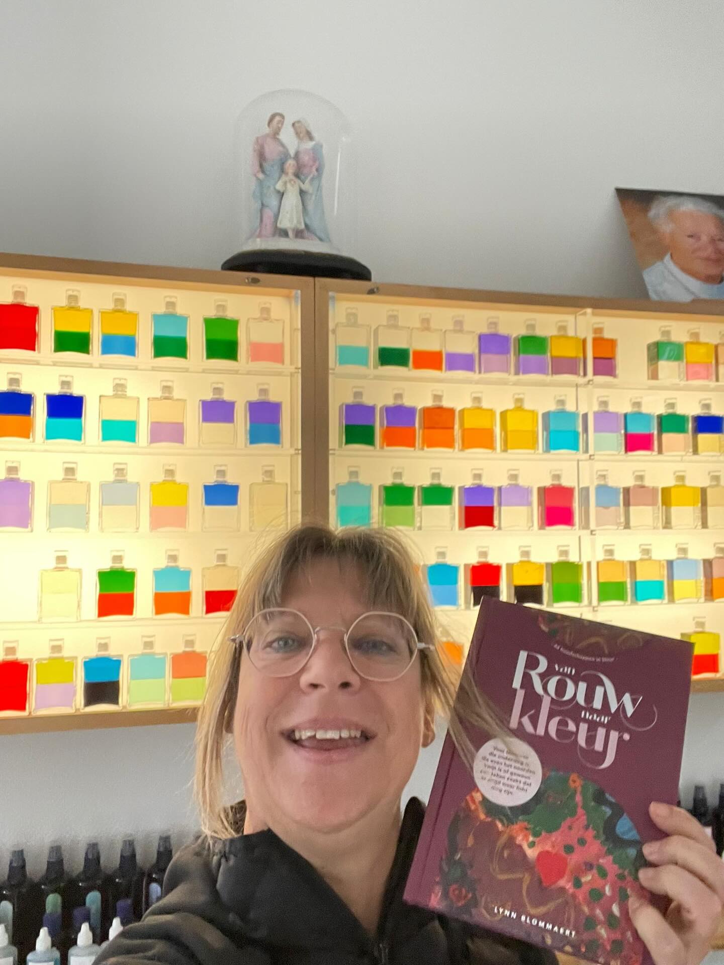 Op de foto: Eva Willems. Al dik 15 jaar mijn Aura-Soma teacher en mentor. ✨
Haar naam komt niet één, niet twee, maar drie keer terug in Van rouw naar kleur en dat is geen toeval!
Haar wijsheid en begeleiding hebben een diepe indruk nagelaten en leven voelbaar verder in dit boek.
Ze heeft sinds vorig jaar zelfs 1 van de originele werken uit het boek in haar praktijk staan🤩
Het boek is vanaf nu bij haar verkrijgbaar en wordt ook gebruikt in haar cirkels als orakelboek ipv orakelkaartendeck😉
Dankjenwel @eva_sool 🥹🫶🏻
Werk jij ook met cliënten en voel je dat dit boek een waardevolle aanvulling kan zijn in jouw werk? Of heb je een (web)shop?
Stuur me gerust een berichtje voor meer B2B-info.
Link in bio om jouw exemplaar te bestellen🔥
#energetischetherapie
#kleurentherapie
#aurasoma