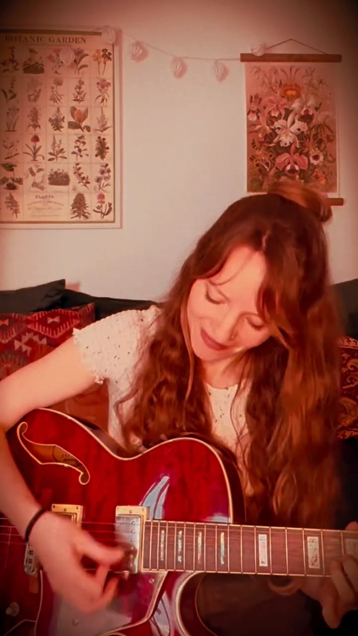 Hab heute mal ein kurzes Cover von #papaoutai von @stromae aufgenommen. ✌️
.
.
.
#stromae #cover #reprise