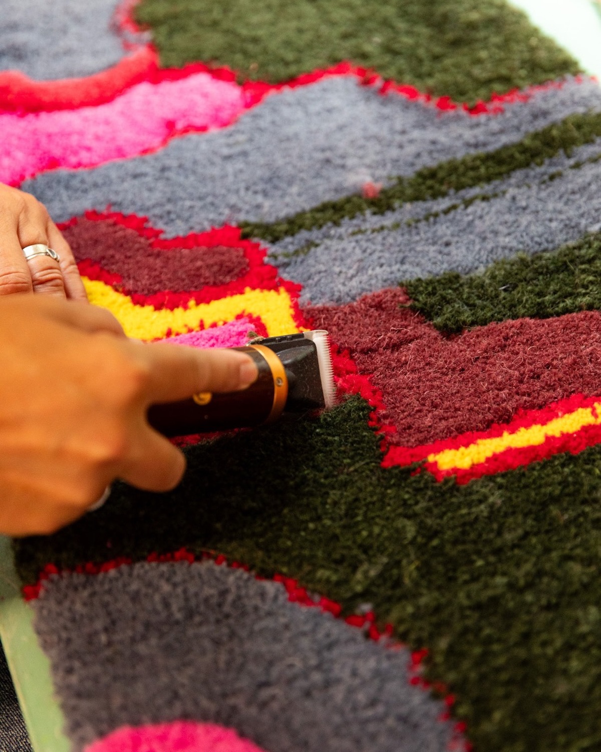 Carving the rug with clippers.
This adds contour and shape and dimension to your rug. It’s a great contrast to the tufting part of the process and we do this at the end. I like hoovering all the fluff from the piece too.
#processoftuftingrug #craft #tuftingart #carvingwool