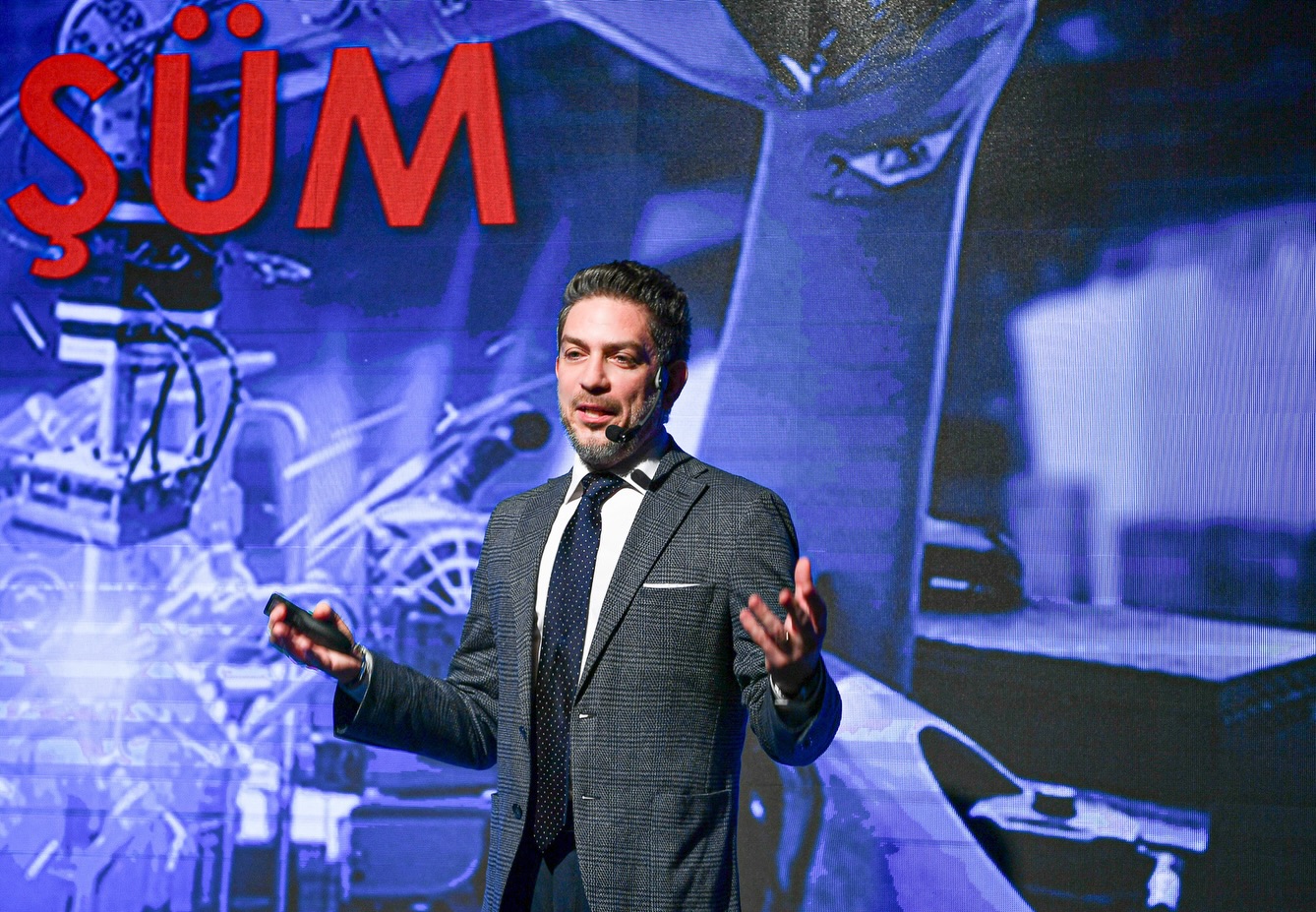 Dijital çağın asıl sorusu teknoloji değil, yapay zeka değil; insan.
Dijital İnsan Zirvesi’nde, dijital çağda insan olmayı konuştuk. Odağında dijital dünya değil, “dijital insan” olan zirvenin ilk yılında teması “Sosyal Medyanın Geleceği, Geleceğin Sosyal Medyası” oldu.
Farklı perspektiflerden dijital çağda insan olmayı tartıştığımız zirveye ben de “E-Topluluklar, Sosyal Medya Üzerinden Yeni Bir Dünya Yaratıyor” başlığı ile yaptığım konuşmamla katkı sundum.
E-toplulukları, teknolojinin sunduğu imkânları, kolektif öğrenme ve gelişim odağıyla toplumsal etki potansiyeline dönüştüren dijital yapılar olarak ele aldım. E-learning perspektifiyle, öğrenmek için online ortamda bir araya gelen dijital toplulukların eğitimin tanımını nasıl dönüştürdüğünü ve geleceği inşa ederek yeni bir dünya kurma potansiyelini paylaştım.
Bunun en güçlü örneklerinden biri: Dünyanın dört bir yanından 180 milyondan fazla insanın, dil, zaman ve mekân sınırlarını aşarak öğrenmek için bir araya geldiği Khan Academy.
Bu değerli organizasyonu hayata geçiren Antalya Ticaret ve Sanayi Odası (ATSO) ve Akdeniz Reklamcılar Derneği’ne, küratörlüğü üstlenen sevgili Prof. Dr. Uğur Batı’ya, yol arkadaşım Devrim Danyal ve Osman Demircan’a, tüm kıymetli konuşmacılara ve emeği geçen herkese teşekkürler.
#Dijitalİnsan #DijitalÇağ #DijitalİnsanZirvesi #Etopluluklar #KhanAcademy