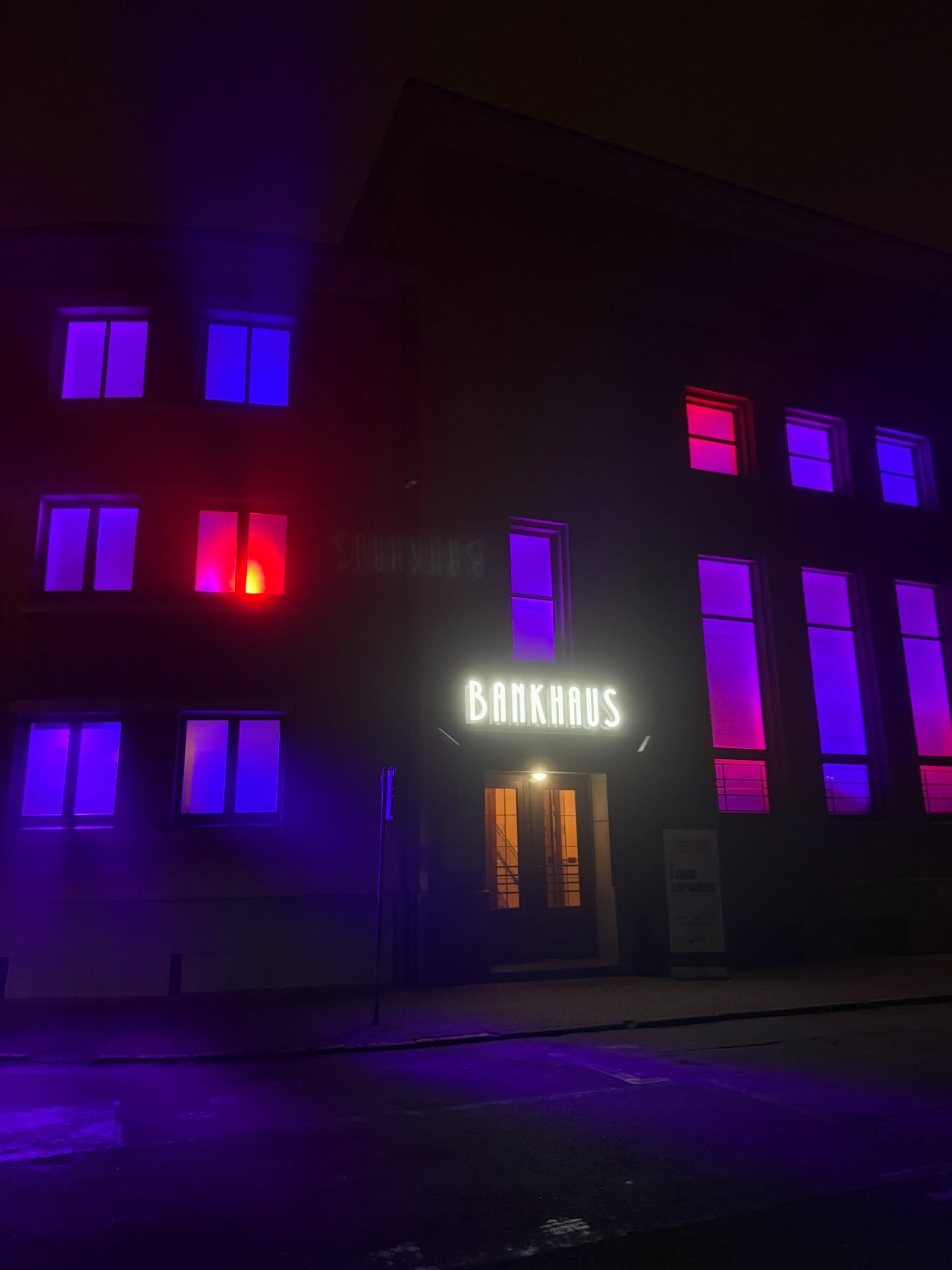 Pastaigas Izgaismotā Liepāja ietvaros @bankhaus.liepaja atver savas durvis ikvienam - ar īpašu ekspozīciju LAIKA LIECINIECE 🎥✨ Par to, ko šis Baznīcas ielas nams piedzīvojis savu 90 gadu laikā un kāda bijusi Krājkases un lombarda nozīme liepājnieku dzīvēs, vēstīs kustīgas fotogrāfijas un īpašs audio stāsts ar brīnišķīgo @inesekucinska balsi!
Noteikti atnāc un palūko, kāda bankas māja izskatās tagad! 🏦
Pie mums apskatāma arī @monta.arts darbu izstāde un iespējams tikt pie garšīgiem dzērieniem bārā ☕️
Paldies komandai, bez kuras tas nebūtu iespējams @selena.jekabson @elina.timbra @eliza_bettta @ilze.embrekte @jandersons3335 @richis_embrekts
Paldies Bang un @j_markusevskis
Paldies @liepajaskultura par atbalstu!
#izgaismotāliepāja #liepajalv #sarmantipasakumi #bankhaus