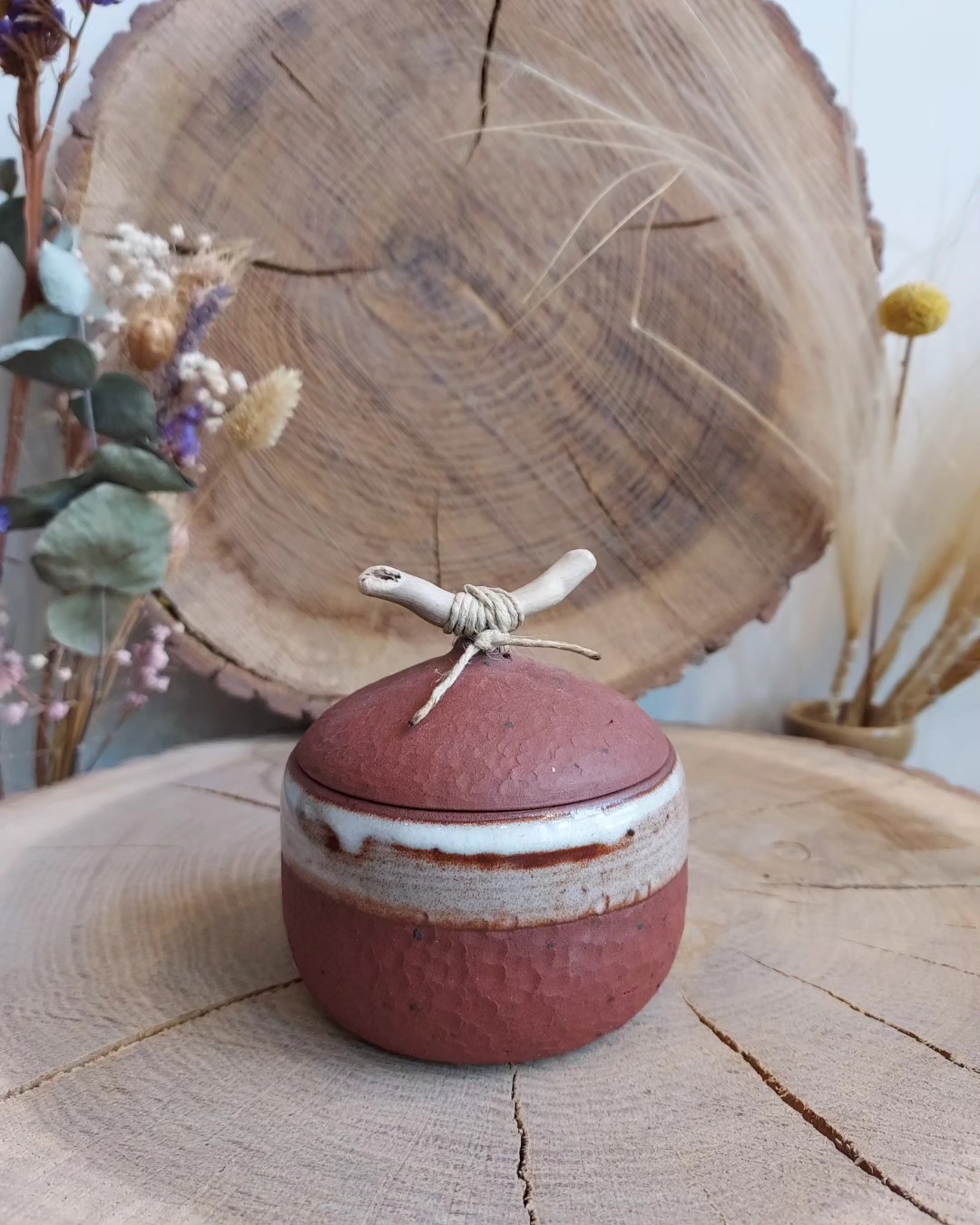 MAI | JUIN 2024
🍭 à la boutique de l'atelier 🍭
Les voilà de retour !!
Les Pandoras.
Pour accueillir vos gourmandises ou tout autre péché mignon. 🍭🍬🍭
Polyvalentes et sans peur du changement, elles se transforment en boîtes à thé ou à sucre, en écrin à bijoux ou en délicieuse bonbonnière.
Celles ci sont tournées au tour de potier en grès rouge de Xing. Des textures réalisées à la main donnent à chaque Pandora son petit caractère unique.
Petite série de pièces uniques.
Et si vous voulez craquer, venez !
Aujourd'hui vendredi, je serai là jusqu'à 18h30 et demain samedi 25/05 de 11h à 15h.
Bien le bisou.
😚
______________________________________________
#pandora
#boite
#ecrin #bijoux #ceramique #boiteathe #boiteasucre #xing #gresrouge #pieceunique #tempsdeterre #paris12 #paris #faitmainenfrance #craft