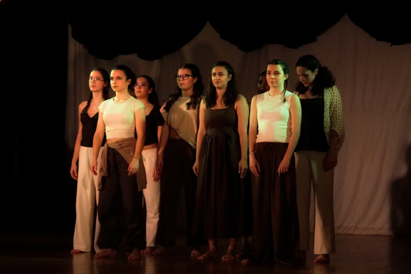 Aqui estão algumas memórias do nosso espetáculo "what's inside", coreografado pela professora @inesfcoimbra e com os nossos alunos de contemporâneo como intérpretes.
Foi um desafio e uma experiência única, que mostrou o que é possível alcançar quando há entrega e empenho. Obrigado a todos os que fizeram parte deste projeto e a todos os que vieram assistir 🧡💚
Esperamos, no futuro, ter cada vez mais momentos destes!
Não se esqueçam, a festa da Almadança, "Jardim em Movimento", é já este sábado, pelas 18h!
📸 @ines.filipa.santos