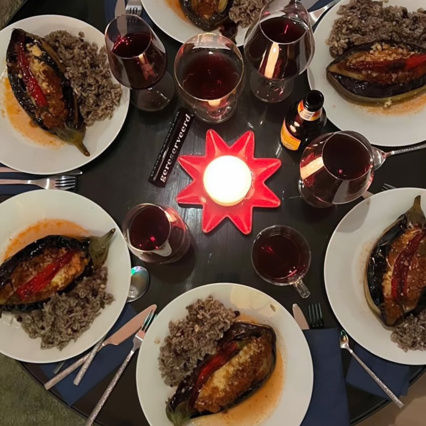 Oğlum Hollanda'da arkadaşlarına Türk Mutfağı gecesi yapmış. Menü "Karnıyarık ve İç Pilav", sağ olsaydı boynuz kulağı geçmiş derdi dedesi. Herkes ısırsın dilini...;)