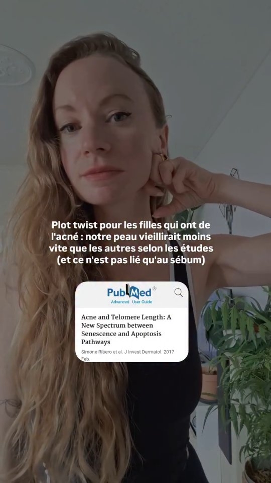 Seul avantage d'être une acne prone girl : les dermatologues ont constaté que les signes de vieillissement cutané tels que les rides et l'affinement de la peau apparaissaient plus tardivement chez les personnes ayant souffert d'acné 💅🏼✨
La cause la plus évidente est la synthèse plus importante de sébum chez les peaux acnéiques, agissant comme barrière protectrice naturelle. Une faible synthèse lipidique cutanée favorise le vieillissement de la peau et augmente sa fragilité.
🔬 Mais, il y a une cause plus surprenante : les chercheurs ont découvert que les peaux acnéiques possèdent aussi des télomères plus longs dans certaines cellules de la peau, ce qui retarderait le vieillissement cutané.
Bon, ne nous emballons pas trop non plus car l'effet observé reste modéré, et le vieillissement cutané est un phénomène multifactoriel je le rappelle : glycation, pollution, tabac, génétique, stress, hormones, uv etc.
Mais on se réconforte comme on peut 😬
💬 Tu le savais toi ?
(Info partagée par @abby.waldmanmd )
📚 Sources :
PMID37958920
PMID27693374