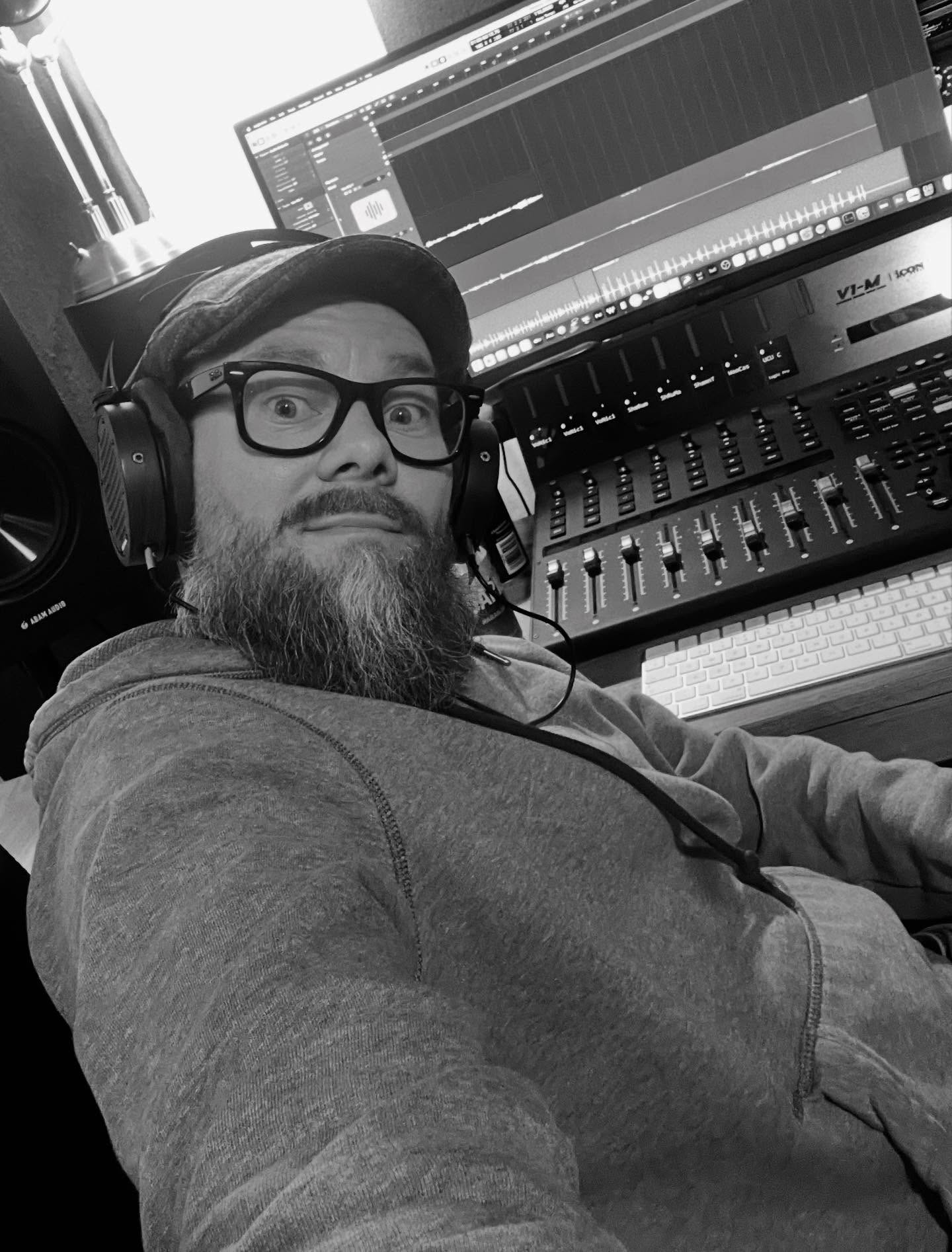 Yes, you can also spend the day comfortably making music 😃🎼
#recordingstudio #musicproducer #recording #studioday