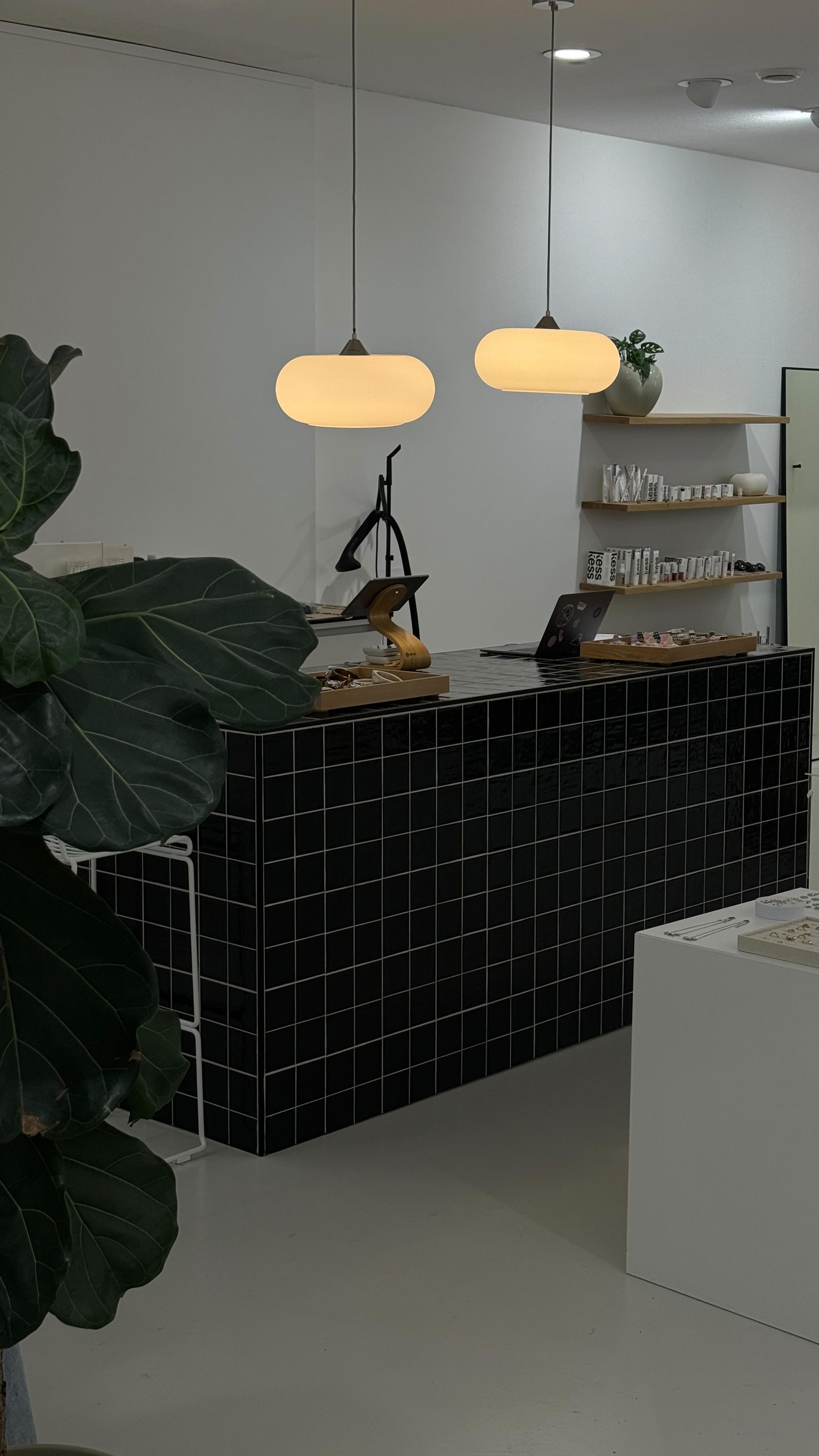 wir haben finally Sommer im Store! 🌞 Wann wird’s aber endlich warm? #lieblingsstueckstore #summerstyles #conceptstore #fashioninspo