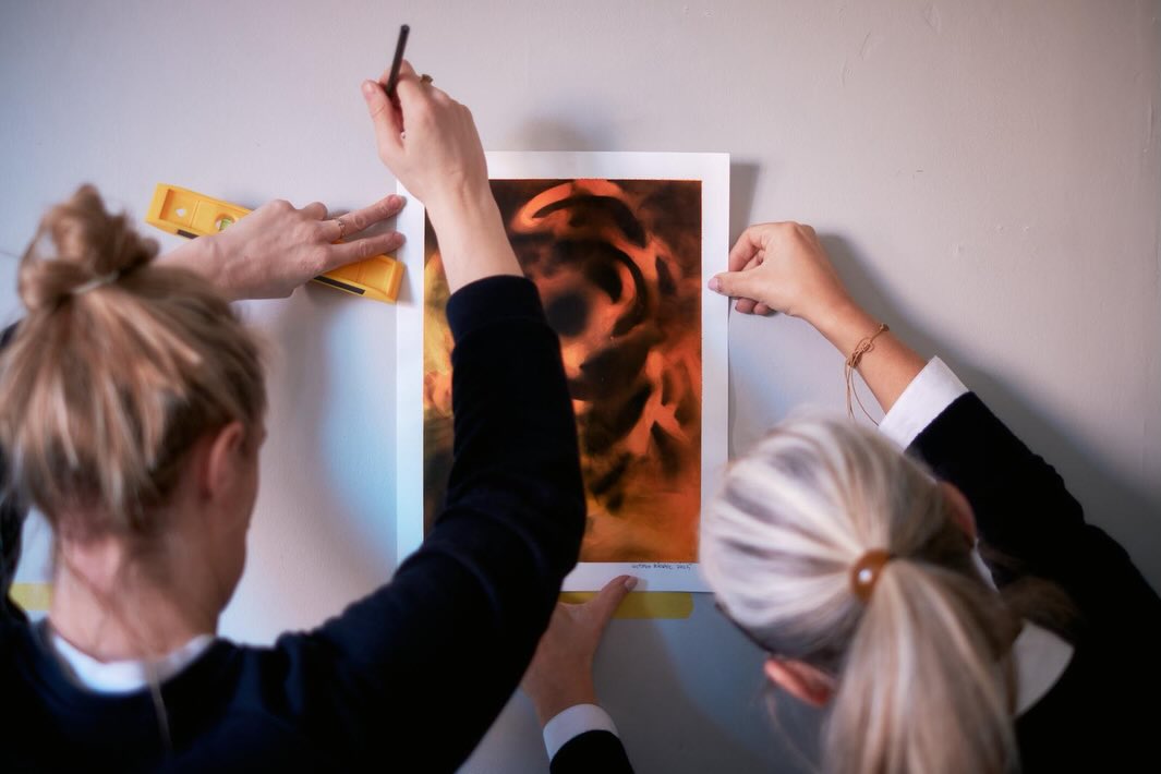 Team work makes the dream work install day at Swan Hill Studios with @witoldriedel @liambray_photography @houseofwynninteriors and @sampooleystride