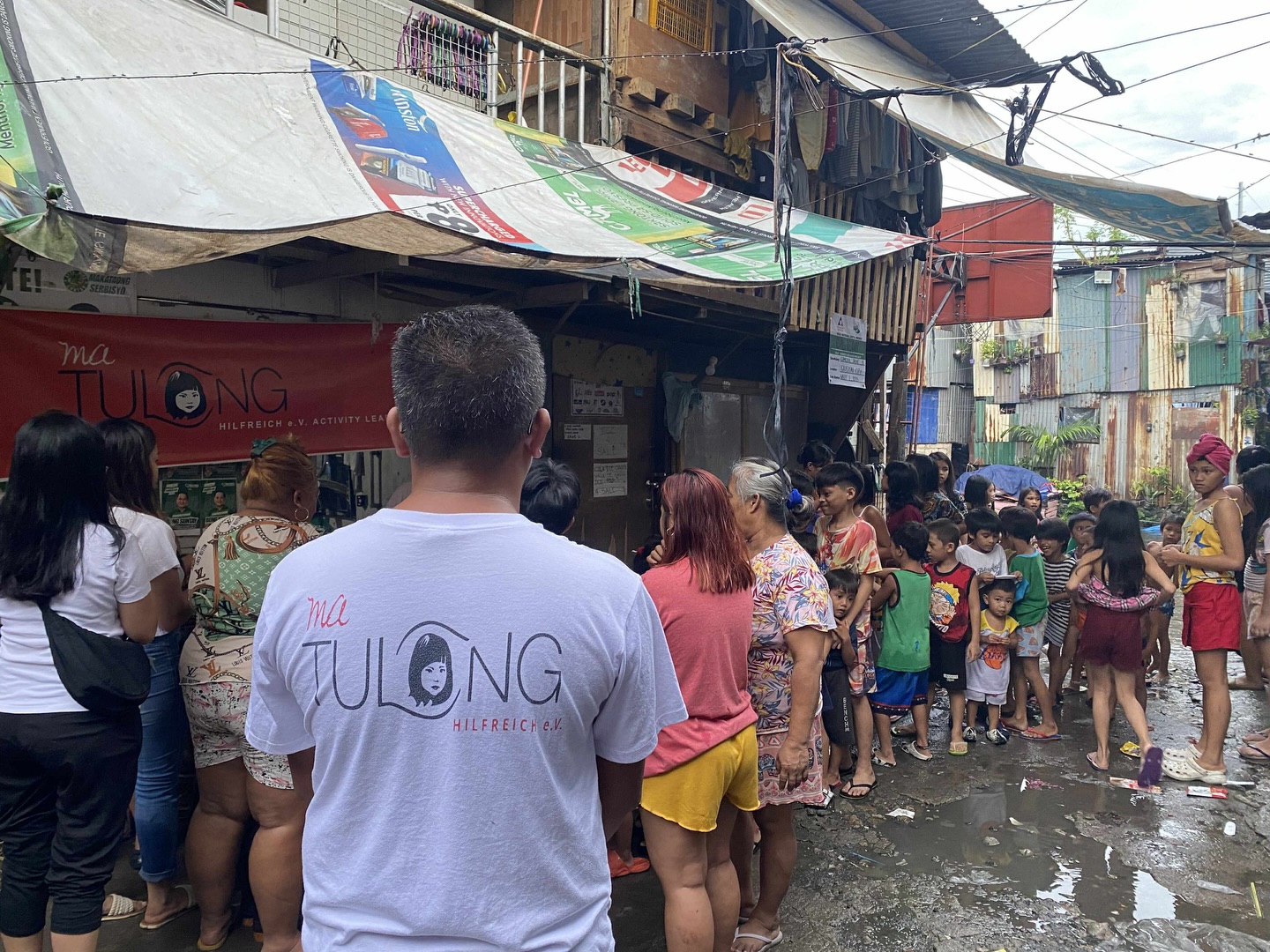 Unsere Feedingprogramme in den Slums von Manila sind ein wichtiger Teil unserer Arbeit. Je nach Spendeneinnahmen können wir diese durchführen und so immer mehr Kinder erreichen.
Eine warme Mahlzeit bedeutet für viele Kinder nicht nur Nahrung, sondern auch Hoffnung, Kraft und die Chance auf Bildung und eine bessere Zukunft. Jeder Beitrag hilft uns, genau dort zu unterstützen, wo es am dringendsten gebraucht wird. #hilfefürkinder #spenden #liebe