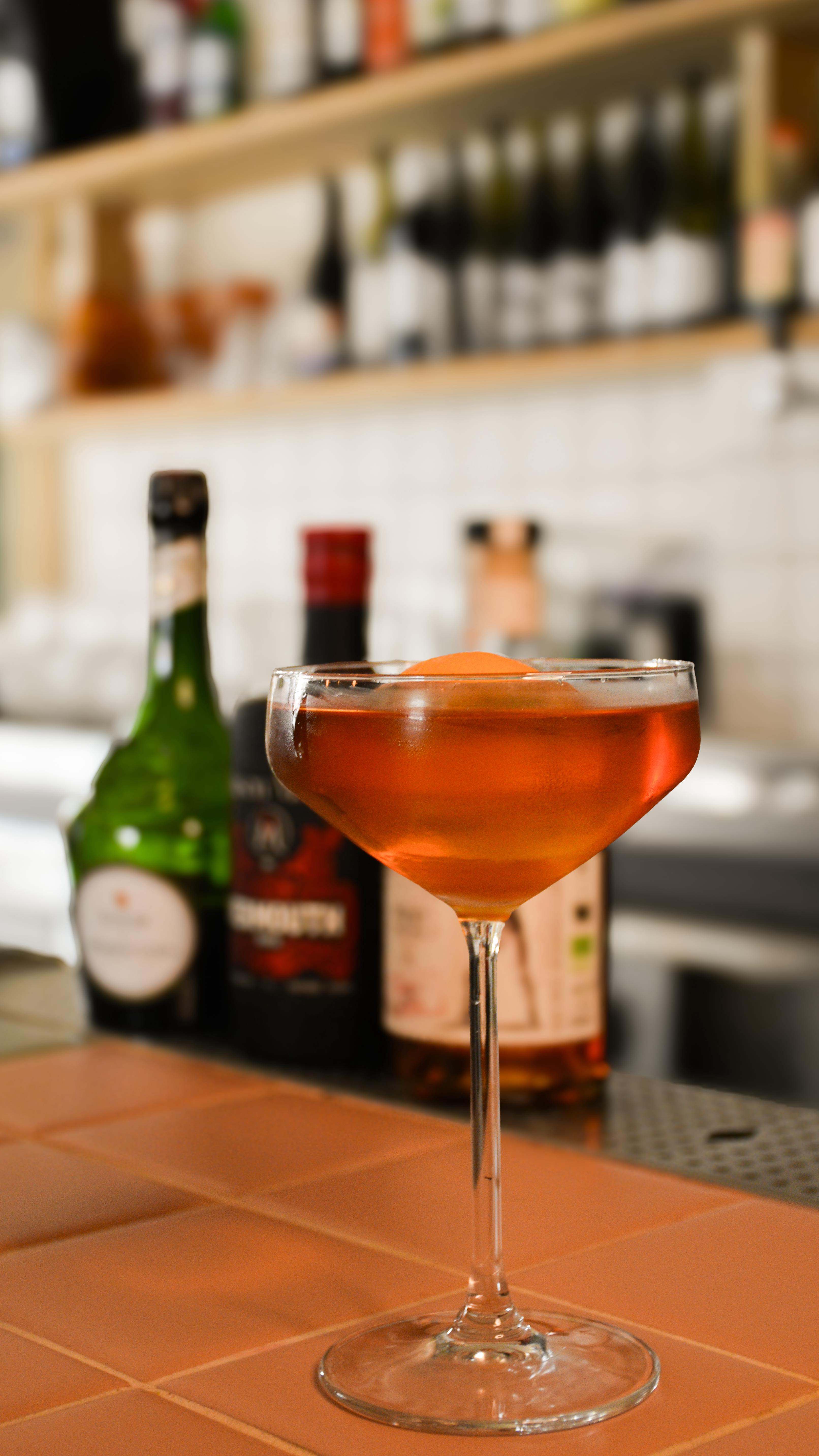 La minute cocktail ✨🍸
Léo de @pompette_bar prend les commandes et vous livre les secrets de sa création !
Pour cela, il vous faudra :
• 2cl de Vermouth rouge
• 5 cl de Whisky Origines - Sherry Cask
• 2 barspoons de liqueur Bénédictine
• 2 dashes d’Absinthe
• 2 dashes d’Angostura
• 1 zeste d’orange
Servir sur glace
Un cocktail aux notes intenses et parfaitement équilibrées, à tester chez vous ou à venir déguster directement chez Pompette 🧡
#cocktails #mixologie #distillerie #creation
L’abus d’alcool est dangereux pour la santé, à consommer avec modération.