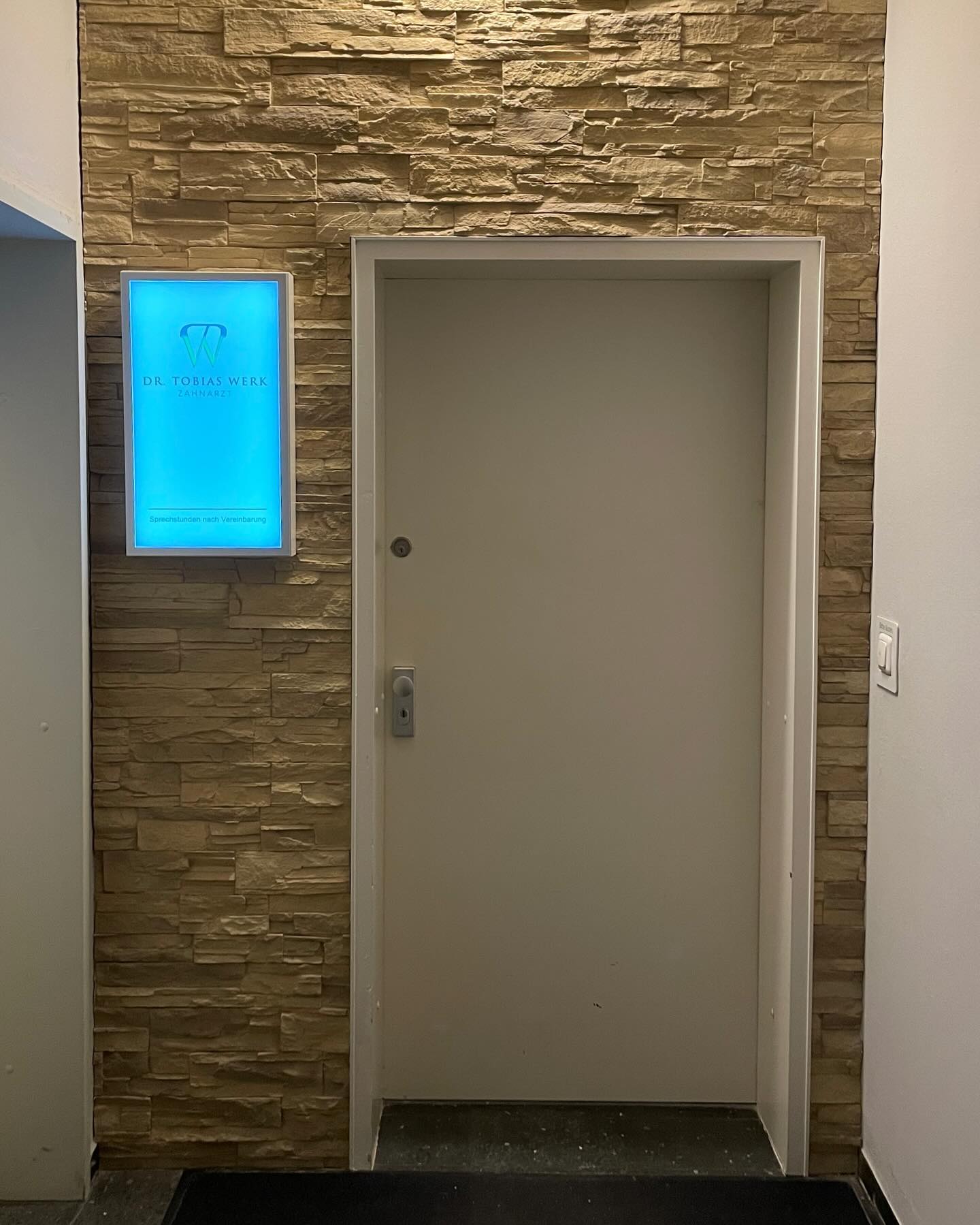 Nachher ➡️ Vorher
Dekorative Umgestaltung des Haupteingangs einer Zahnarztpraxis in Regensburg
🦷 Neue Wandverkleidung in Betonoptik
🦷 Neue Werbetafel aus beleuchtetem Plexiglas
🦷 Neue Eingangstüre inkl. Aluminiumrahmen
#forster #forstermetallbau #ausbildung #schlosser #schlosserei #metallbauer #metallbau #neumarkt #neumarktoberpfalz #stahl #edelstahl #aluminium #redesign #vorhernachher