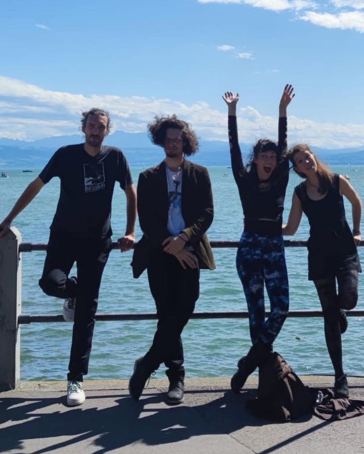 ⛵️Und dann ein paar Tage später nochmal im Süden, mit @joebandmusic und @joe.loba am wunderschönen Bodensee!
Was für ein großartiges Fest @kulturufer_friedrichshafen
Wir durften tollen Menschen begegnen, mit einem irre guten Team vor Ort zusammenarbeiten und uns eine der wohl malerischsten Bühnen mit den fantastischen Jungs von @nordirmusic teilen
Danke 🙏
Love and Peace ✌️
Konzertbilder folgen 😉
#kulturuferfriedrichshafen #liveband #bodensee #friedrichshafen #musikmuschel #bühne #stage #originalmusic #supportmusicians #bandmeetsband