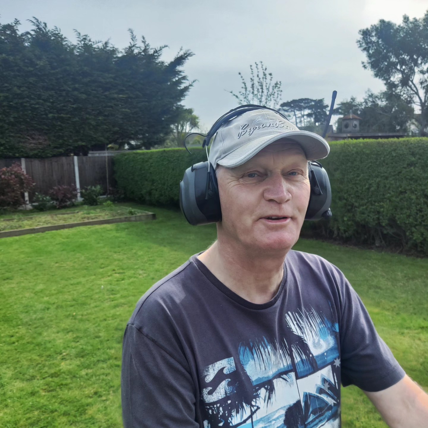 Who wore it better?
.
I found Lobot mowing my dad's lawn. How life has changed for him from A Long Time Ago in a Galaxy Far, Far Away...
.
#Lobot #lawncare