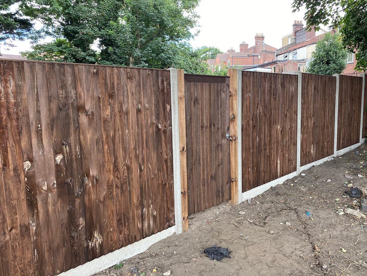 Our week was finished off with some fencing 🪵
We have used heavy duty close board panels, concrete posts and gravel boards.
Get in touch for all of your surfacing and landscaping requirements
📞 07788 430480
📧 hello@deebasurfacingandlandscaping.co.uk
#TarmacDriveways #TarmacNorwich #BlockPaving #NorfolkDriveways #DrivewaysNorwich #Landscaper #NorwichLandscaper #ResinBoundNorwich #TarmacNorwich #NorwichDriveways #Asphalt #Fencing #Fence