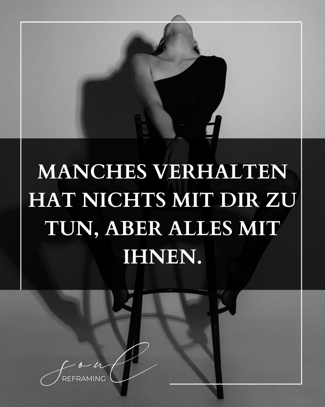 Nicht jeder, der dich falsch behandelt, hat recht über dich.
Und nicht jeder, der dich verletzt, tut das, weil mit dir etwas nicht stimmt.
Manche Menschen geben keine Liebe, weil sie selbst keine in sich tragen.
Manche geben Verwirrung, Kälte, Distanz, Respektlosigkeit — nicht weil du es ausgelöst hast, sondern weil genau das in ihnen lebt.
Hör auf, alles auf deinen Wert zu beziehen.
Hör auf, dich zu zerlegen, nur weil jemand anderes seine Gefühle, seine Wunden oder sein Chaos nicht im Griff hat.
Nicht jede Ablehnung ist echt.
Nicht jede Kritik ist wahr.
Nicht jede Distanz ist deine Schuld.
Die Art, wie Menschen dich behandeln, ist oft ein Spiegel ihrer inneren Welt — nicht deines Wertes.
Und ja:
Manches darfst du endlich aufhören persönlich zu nehmen.
Nicht, weil es nicht wehgetan hat.
Sondern weil es nie wirklich dir gehört hat.
Du bist nicht dafür da, fremde Dunkelheit in Selbstzweifel zu verwandeln