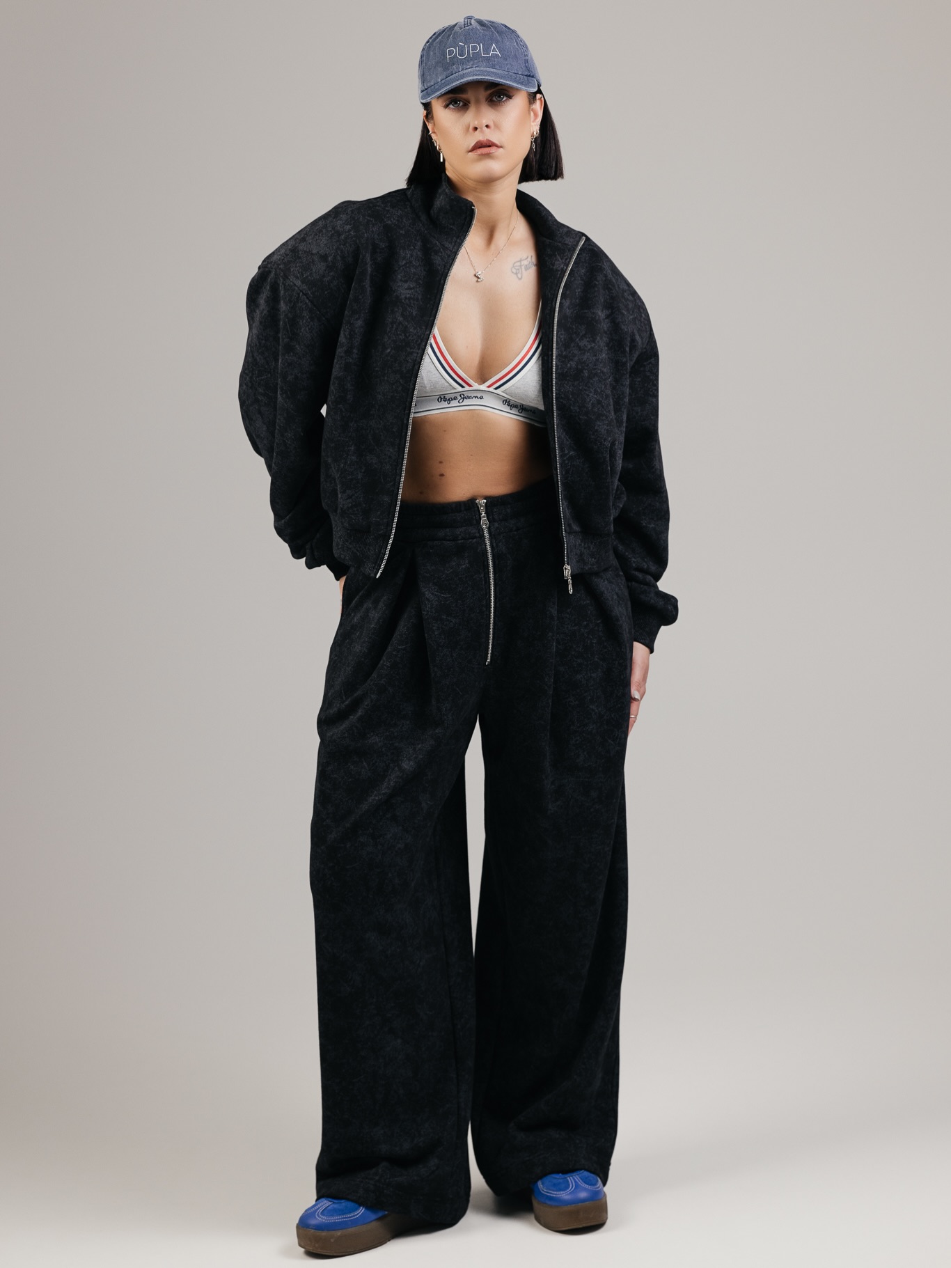 Antroji ir paskutinė PÙPLA pavasario kolekcijos dalis jau el. parduotuvėje! 🌪️
Antrojoje kolekcijos dalyje - laisvalaikio kostiumėliai. Ir kaip visada - iš jų spaudžiu maksimumą 🫠 Prieš 6 metus laisvalaikio kostiumėlius siuvome bazinius, saugių ir patikrintų modelių. Bet dabar, kai kas antras prekinis ženklas siuva laisvalaikio kostiumėlius, o dažnu atveju dar ir iš tų pačių medžiagų bei spalvų - ateina laikas pasitempti ir publiką nustebinti kažkuo unikaliu 🤌
Dažnai sakau klientams - paprastus treningus galite nusipirkti kitur, o čia ateikite ieškoti išskirtinumo 🙂↔️
2026 metų rudens tendencijose bus itin aktualios - didelės, LABAI didelės apykaklės bei akcentuoti pečiai. 2026 metų rudens? Taip. PÙPLA visada yra koja priekyje. Kai žinau, kad mano klientėms užtrunka prisijaukinti mūsų siūlomas naujienas - su būsimomis tendencijomis turiu pradėti apšildyti anksčiau 🤭
Na, o drąsiausios ja gali mėgautis jau dabar! ❤️🔥