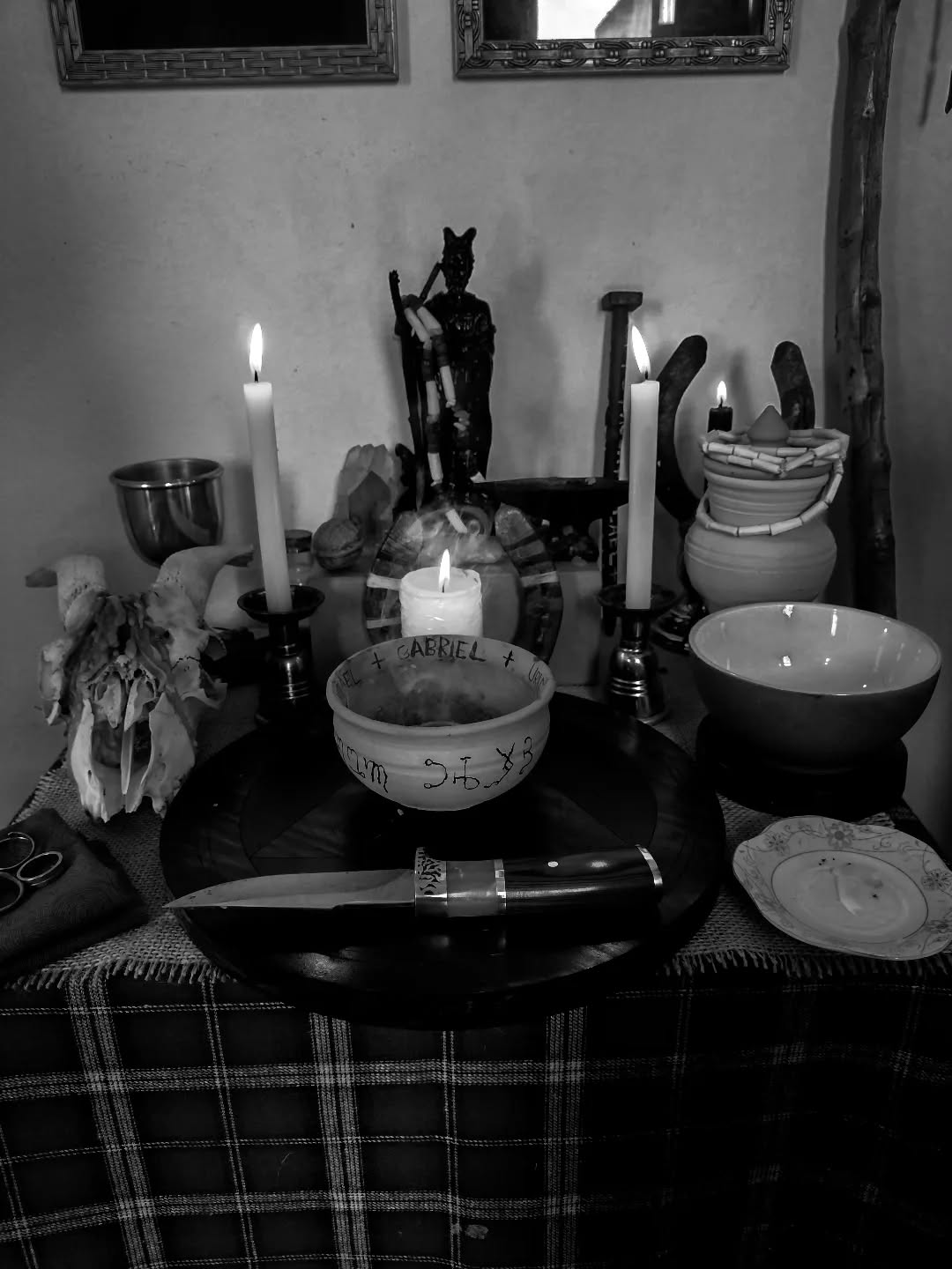 "Dentro desses fluxos de Ofício, o "Diabo" ou o "Velho" permanecem como o antigo iniciador; o abridor do Caminho e o despertar do espírito da bruxa para o caminho tortuoso da visão, iluminação e poder."
Devil Dozem - Gemma Gary
#tradwitch #cornishwitchcraft #pellar #hornedgod #gemmagary