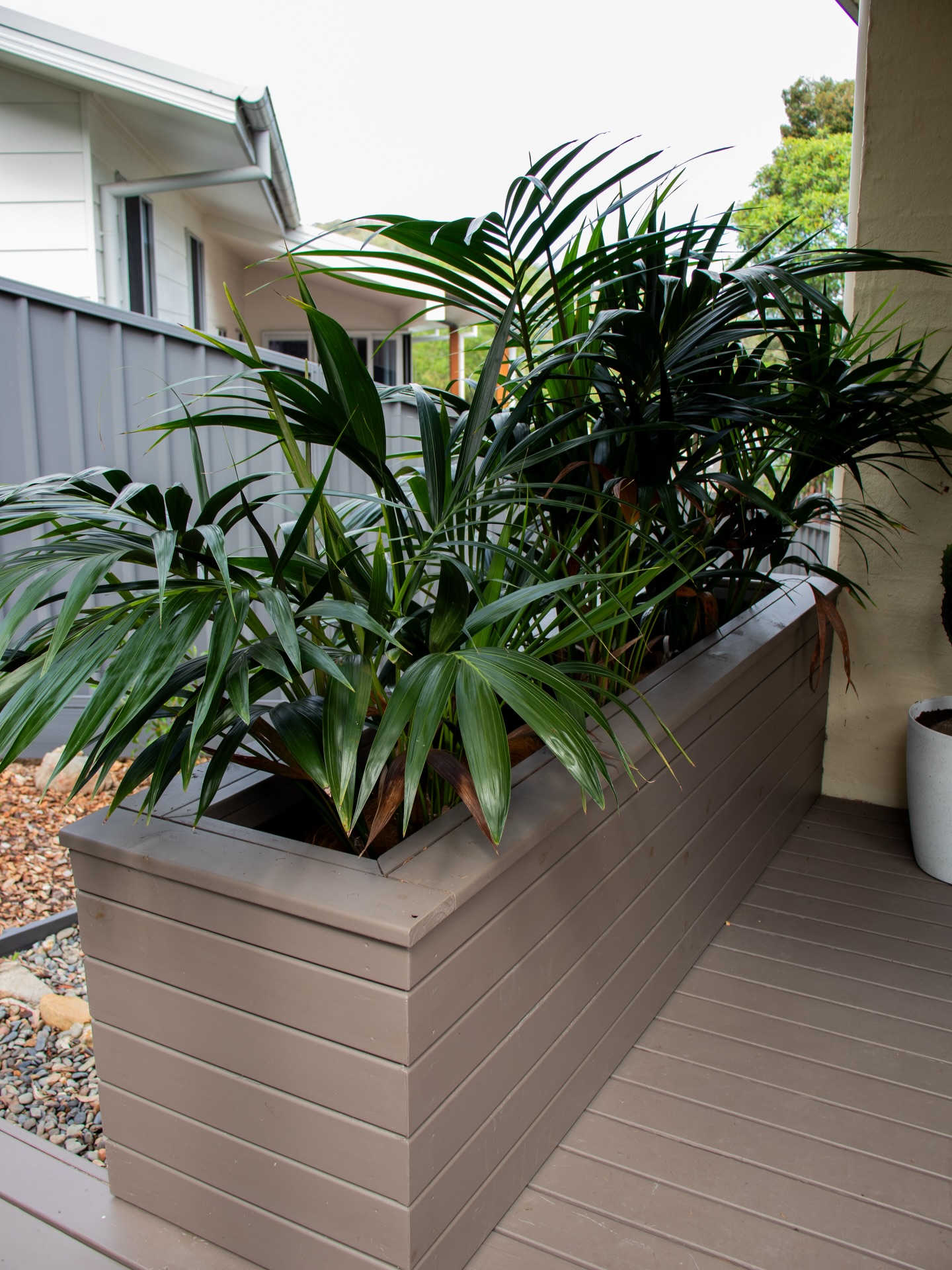 This custom planter box, positioned along the edge of the deck, adds both greenery and a natural screen for added privacy.
Designed to soften the space while creating separation, it’s a simple feature that enhances comfort without compromising the look.
Functional, clean and designed to grow beautifully over time 🌿
#macleayvalleylandscapes #privacyscreen #natural