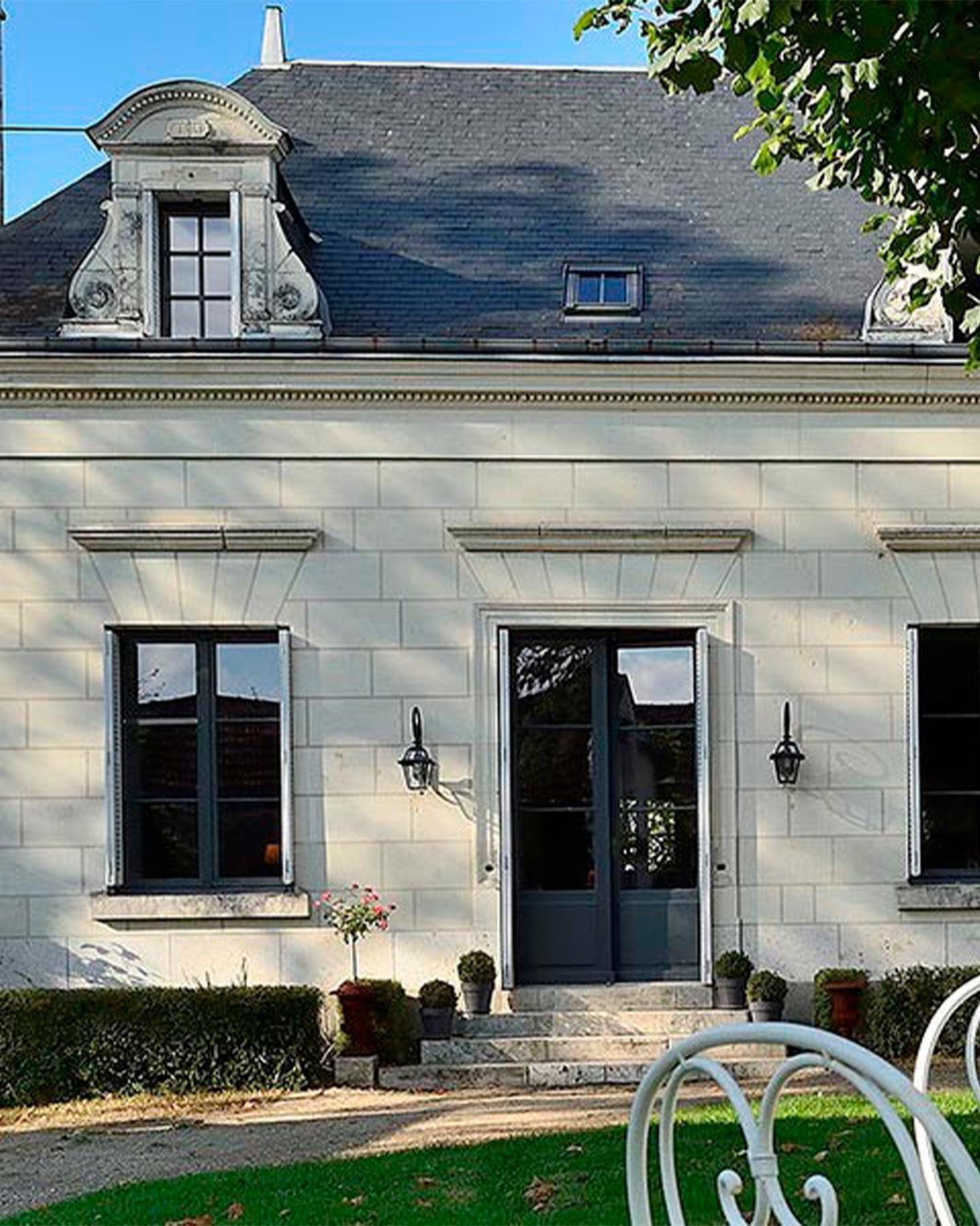 Au carrefour des cités royales de Chenonceaux, Amboise, Chaumont-sur-Loire et Loches, à égale distance entre Blois et Tours, La Folie Saint Julien, maison d’hôtes de charme et de caractère située sur la commune de Saint-Julien-de-Chédon (Loir-et-Cher), propose 5 chambres d’hôtes dans un esprit XVIIIe revisité.
Datant de 1861, cette belle demeure tourangelle, située dans un parc clos, a été entièrement rénovée en 2014. Après avoir retrouvé toute sa noblesse, cette élégante propriété accueille confortablement, loin du tumulte de la ville, des couples, des familles avec enfants de plus de 14 ans, des amis à la recherche d’escapades bucoliques ou culturelles qui les conduiront des plus beaux châteaux de La Vallée de la Loire aux vignobles de Touraine, en passant par le désormais incontournable Zoo de Beauval. Elle se compose d’une maison principale et de 2 dépendances attenantes dont l’une a été transformée en chambres (Cottage garden et Sweet garden).
Une piscine couverte, située dans la grange attenante, vous accueille de mai à septembre pour un moment de détente après votre voyage ou une journée de découverte de notre belle région. #loiretcher #amboise #vacancesenfrance #maisonhotesdecharme #weekendamoureux