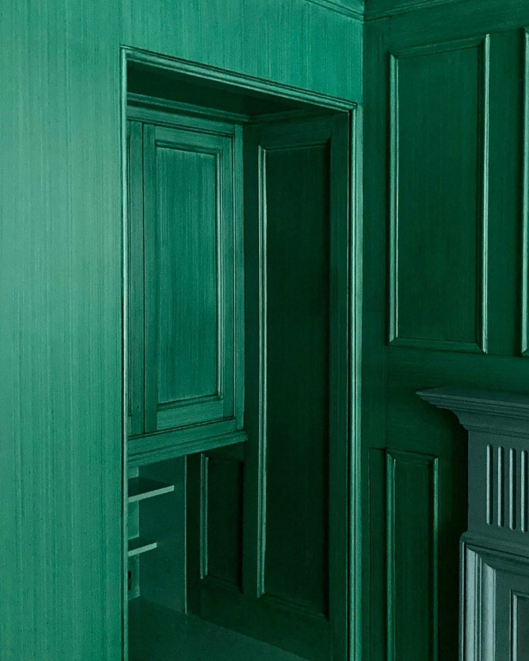 A refined take on green—equal parts fresh and enduring. Vibrant emerald green strié by SuperStrata artisan David Faust transforms the library of a historic house in Brooklyn Heights for a private client.
Link in bio to see more of David’s decorative painting artistry.